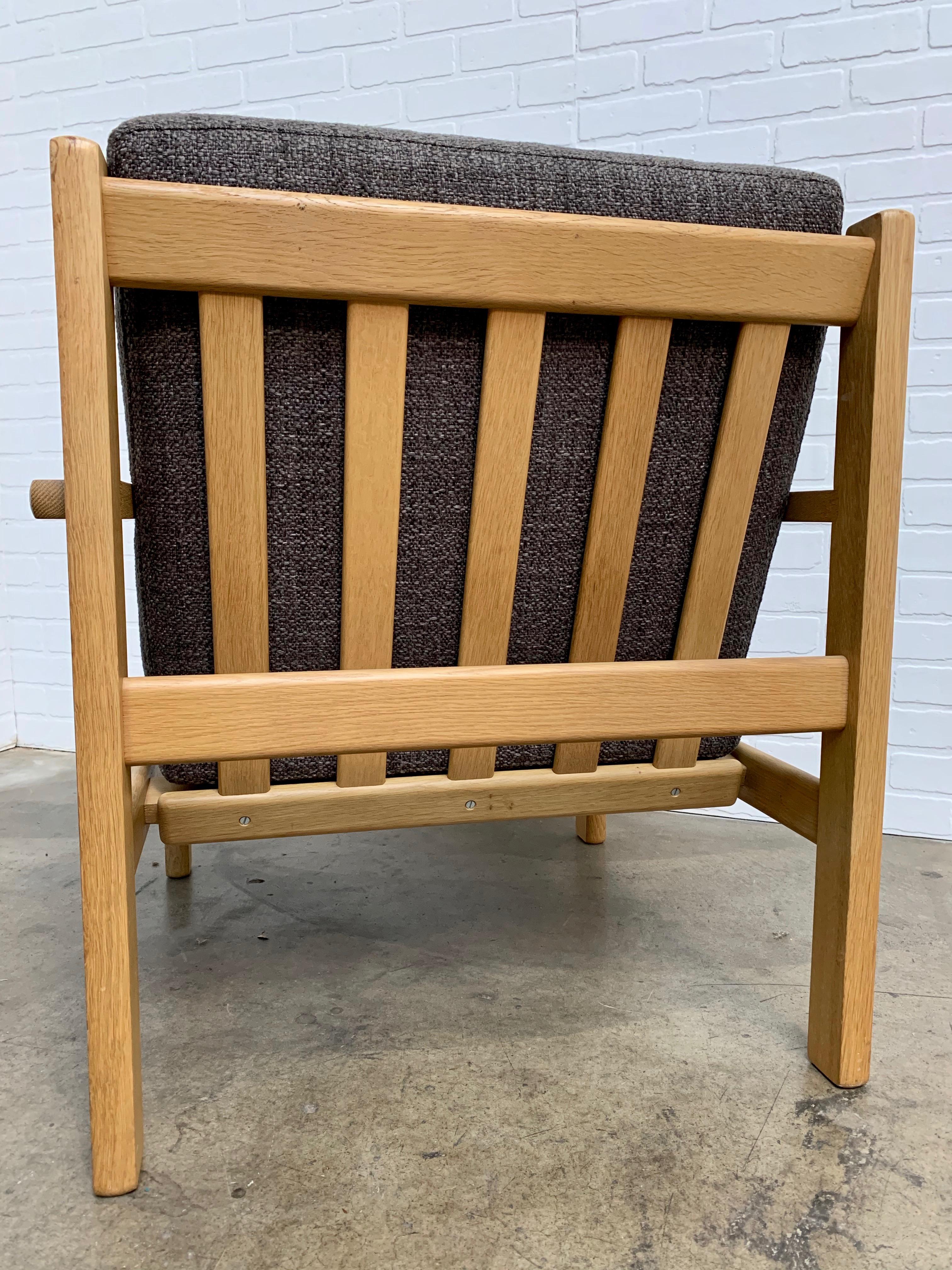 Paar Hans Wegner Lounge Chairs in Eiche im Angebot 4