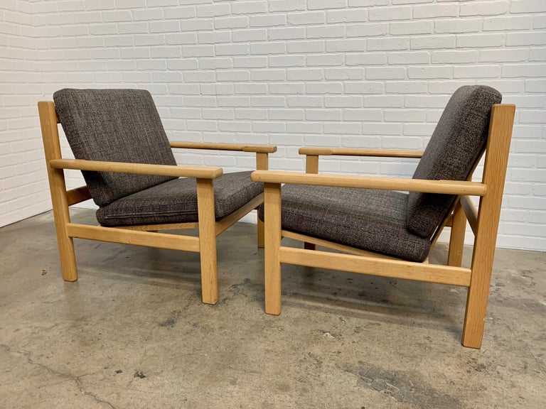 Pair of Hans Wegner Lounge Chairs in Oak For Sale 5