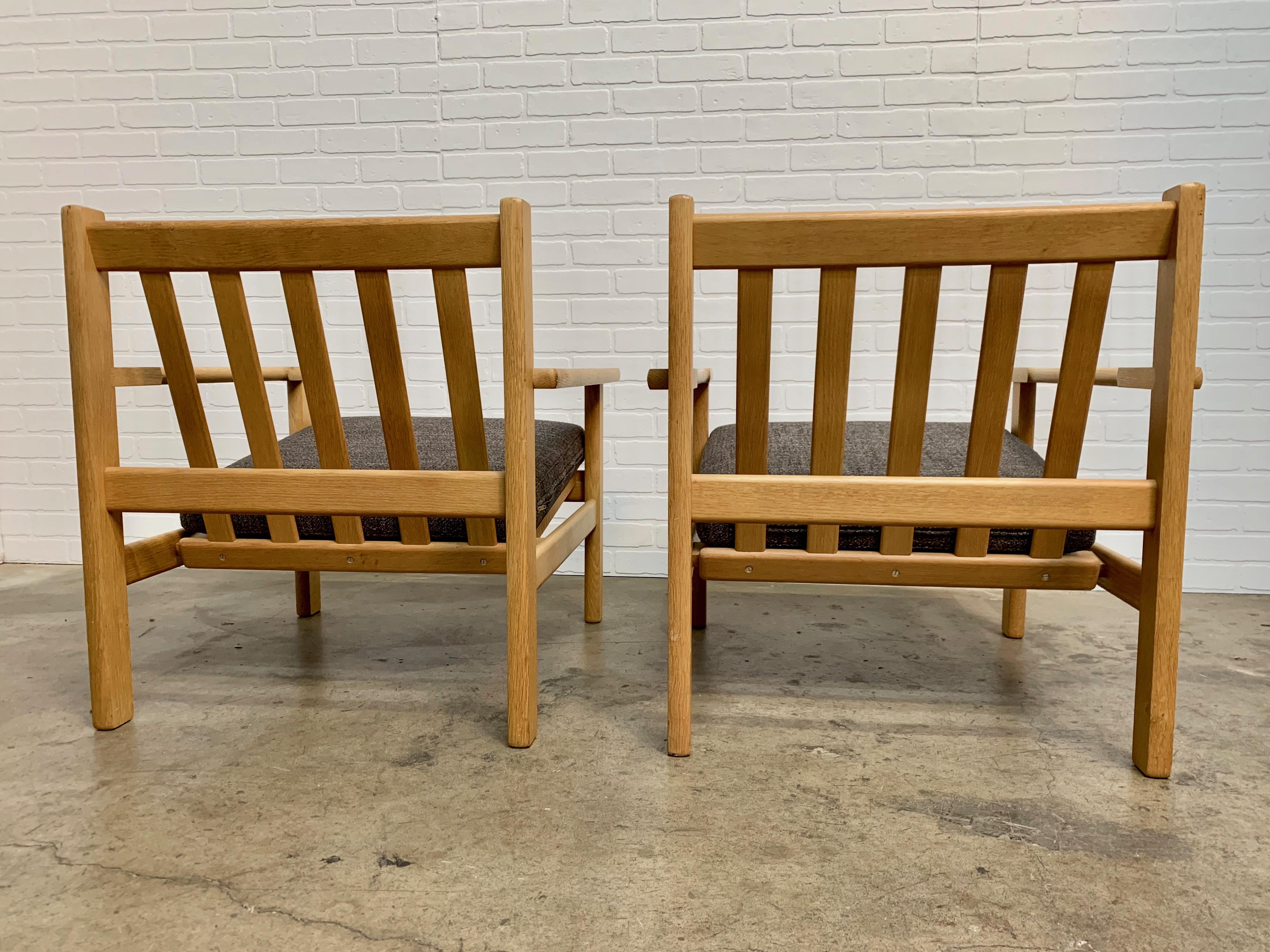 Paar Hans Wegner Lounge Chairs in Eiche im Angebot 7