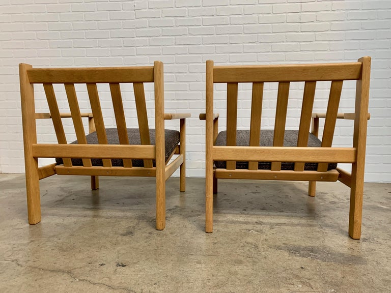 Pair of Hans Wegner Lounge Chairs in Oak For Sale 7