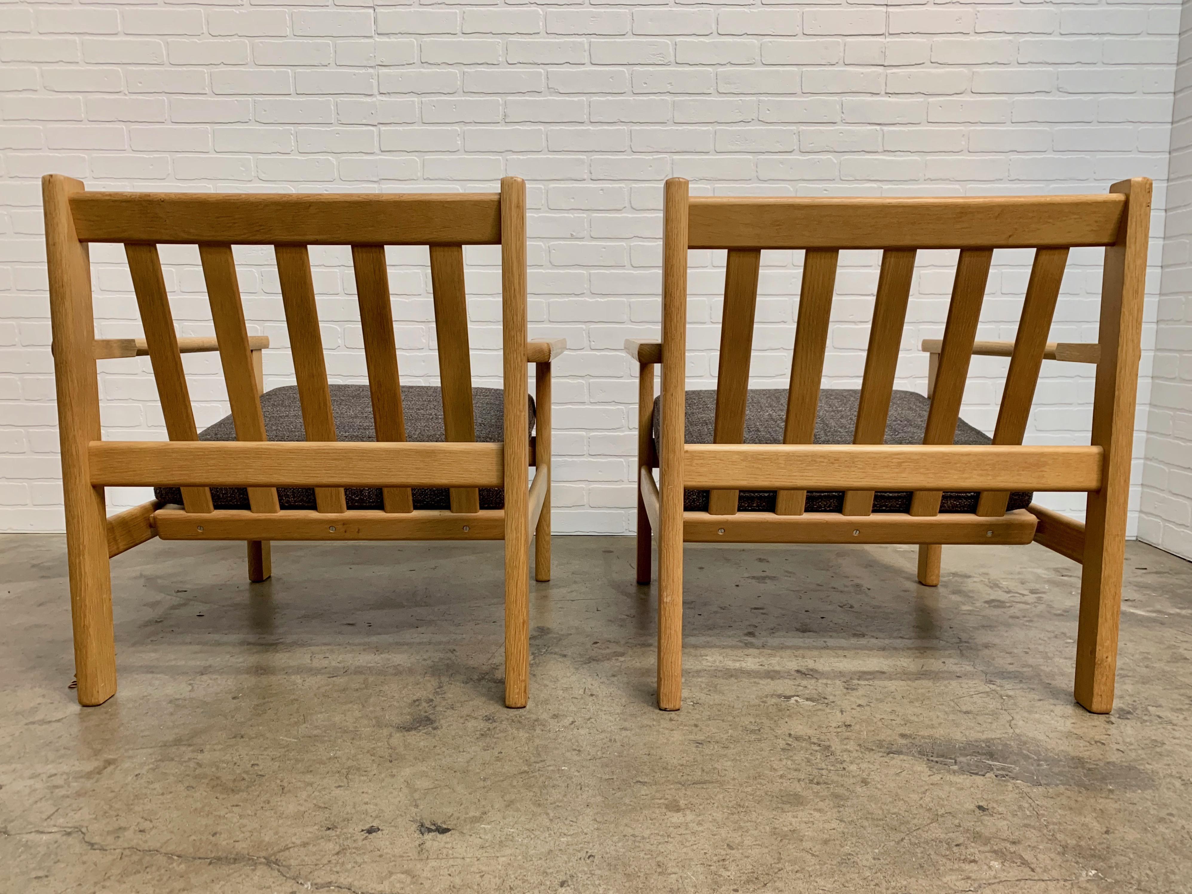 Paire de chaises longues Hans Wegner en chêne Bon état - En vente à Denton, TX