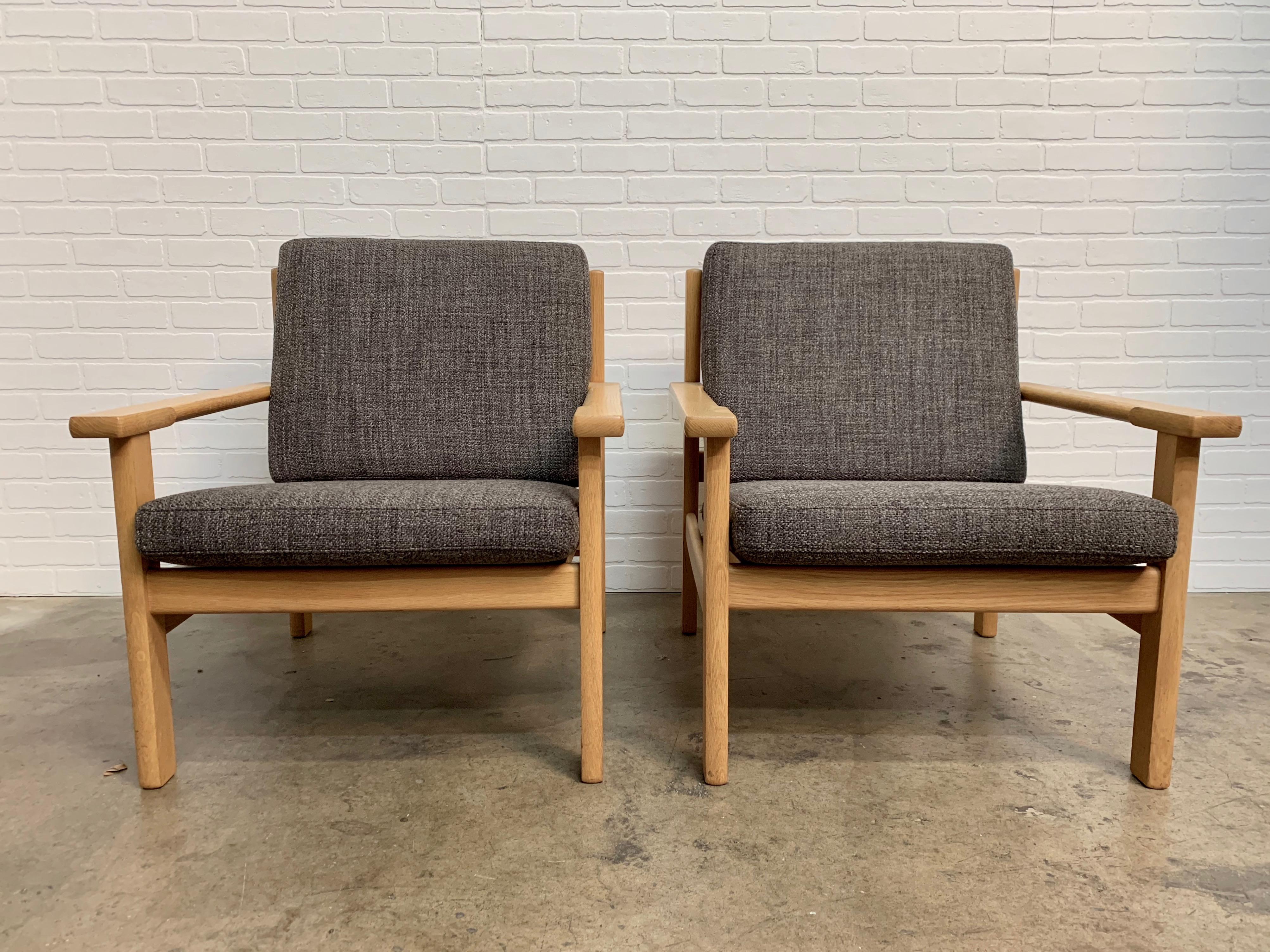 Paar Hans Wegner Lounge Chairs in Eiche (20. Jahrhundert) im Angebot