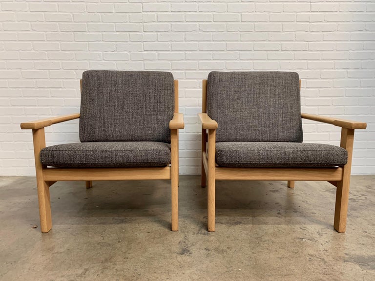 20th Century Pair of Hans Wegner Lounge Chairs in Oak For Sale