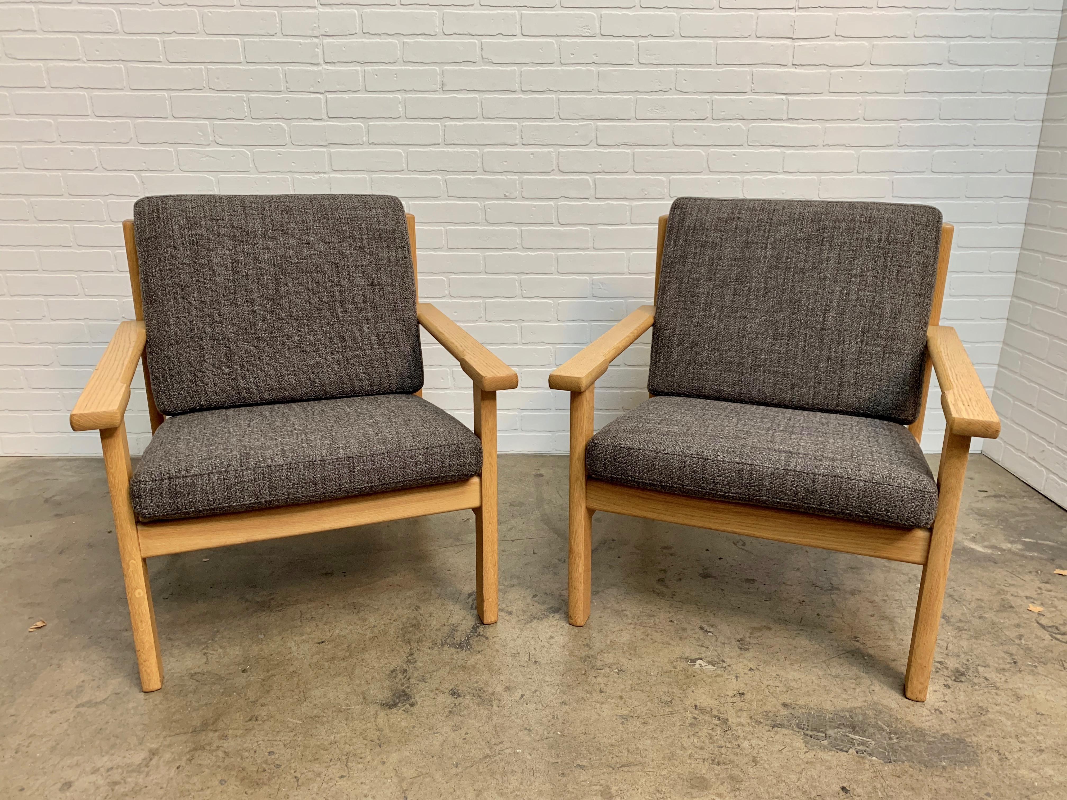 Pair of Hans Wegner Lounge Chairs in Oak For Sale 1
