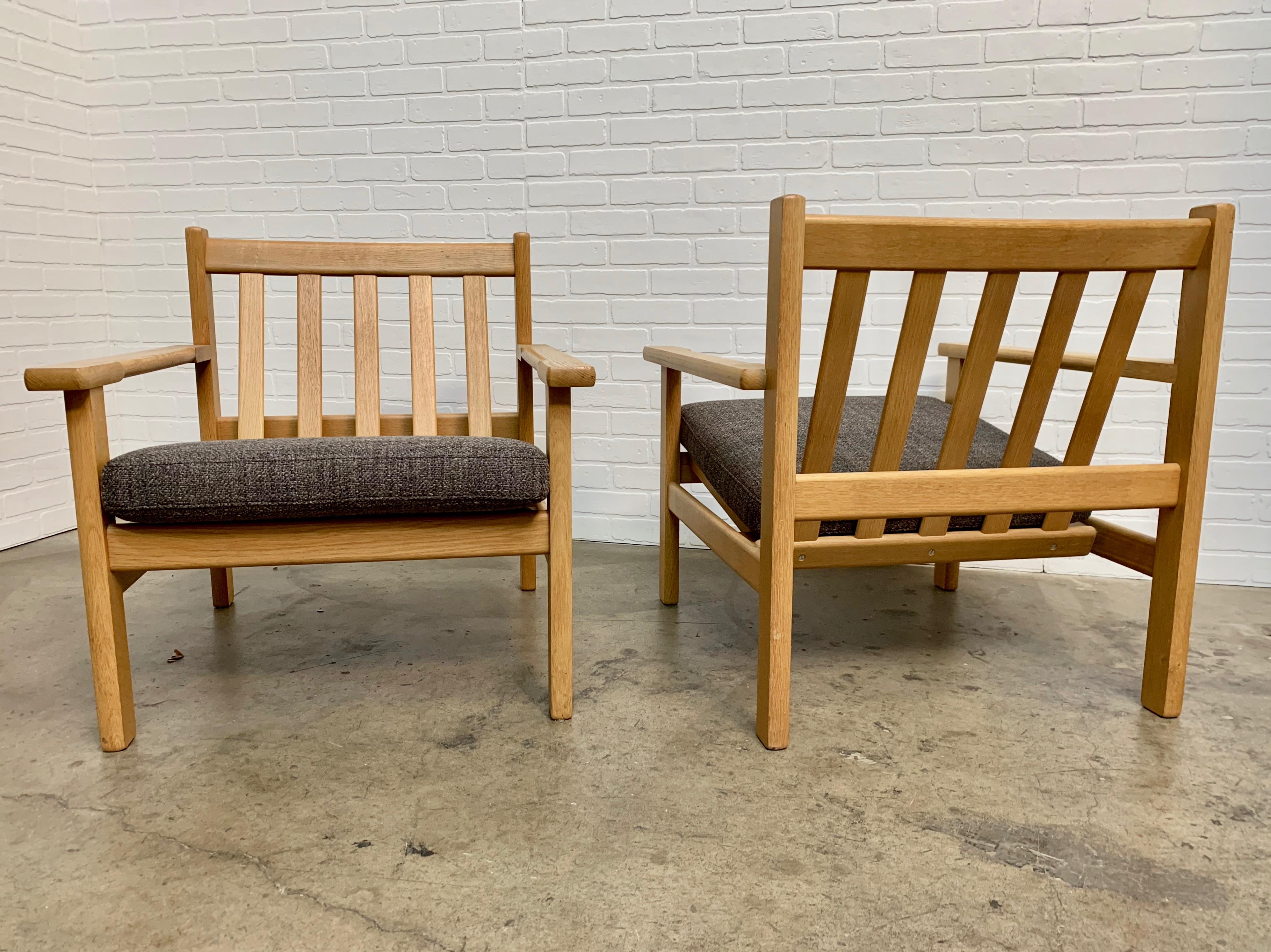 Pair of Hans Wegner Lounge Chairs in Oak For Sale 2