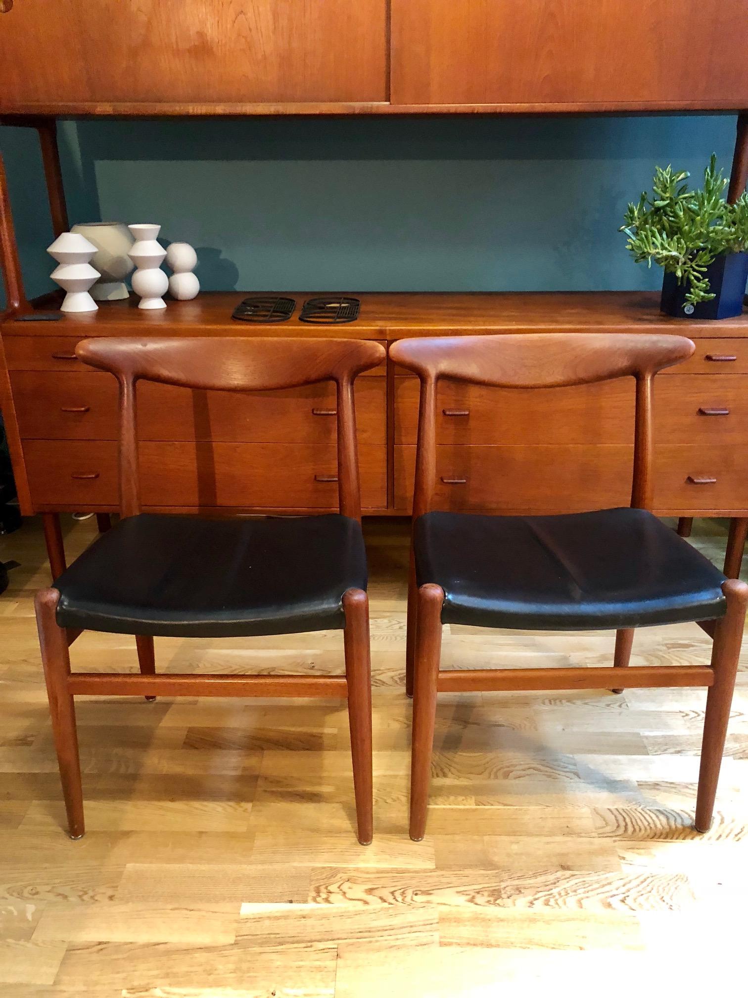 Scandinavian Modern Pair of Hans Wegner Model W2 Chairs for C.M. Madsens For Sale