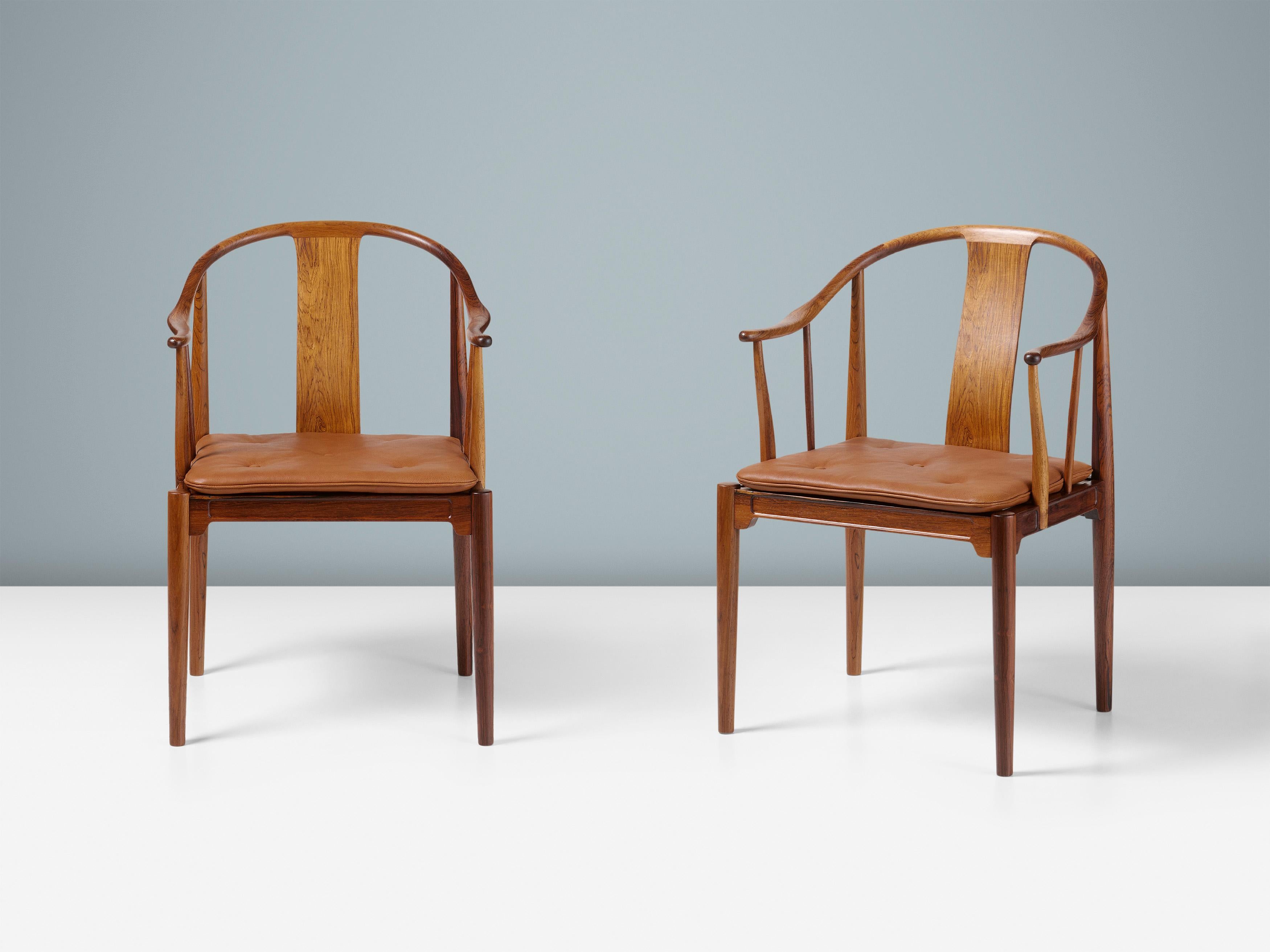 Hans J. Wegner - Paire de chaises chinoises modèle FH-4283, 1944

Produites par Fritz Hansen au Danemark, ces versions du design emblématique de Wegner sont fabriquées en palissandre exquis et hautement figuré. Il s'agit de versions incroyablement
