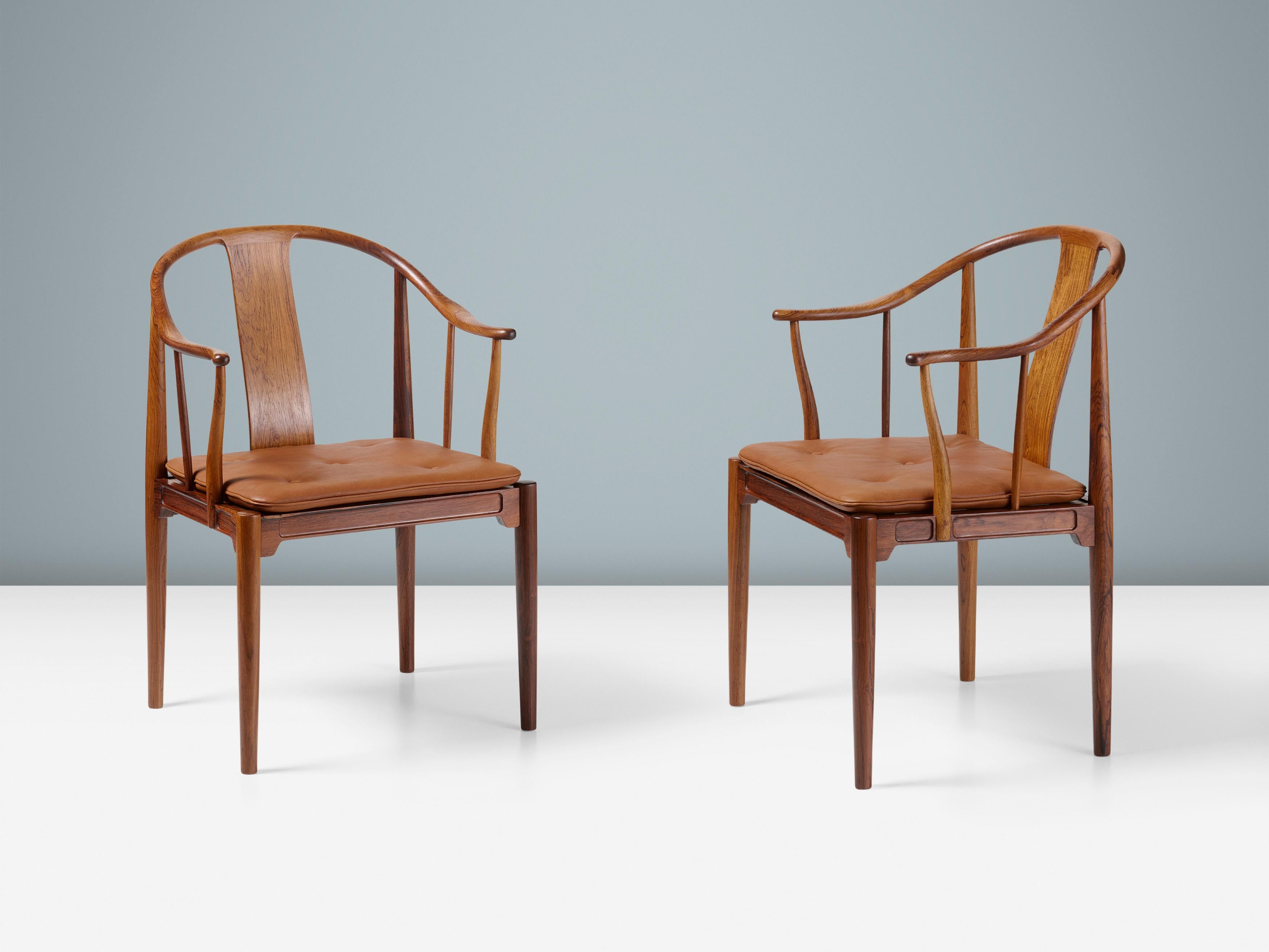 Scandinave moderne Paire de chaises en bois de rose Hans Wegner vers 1950 en vente