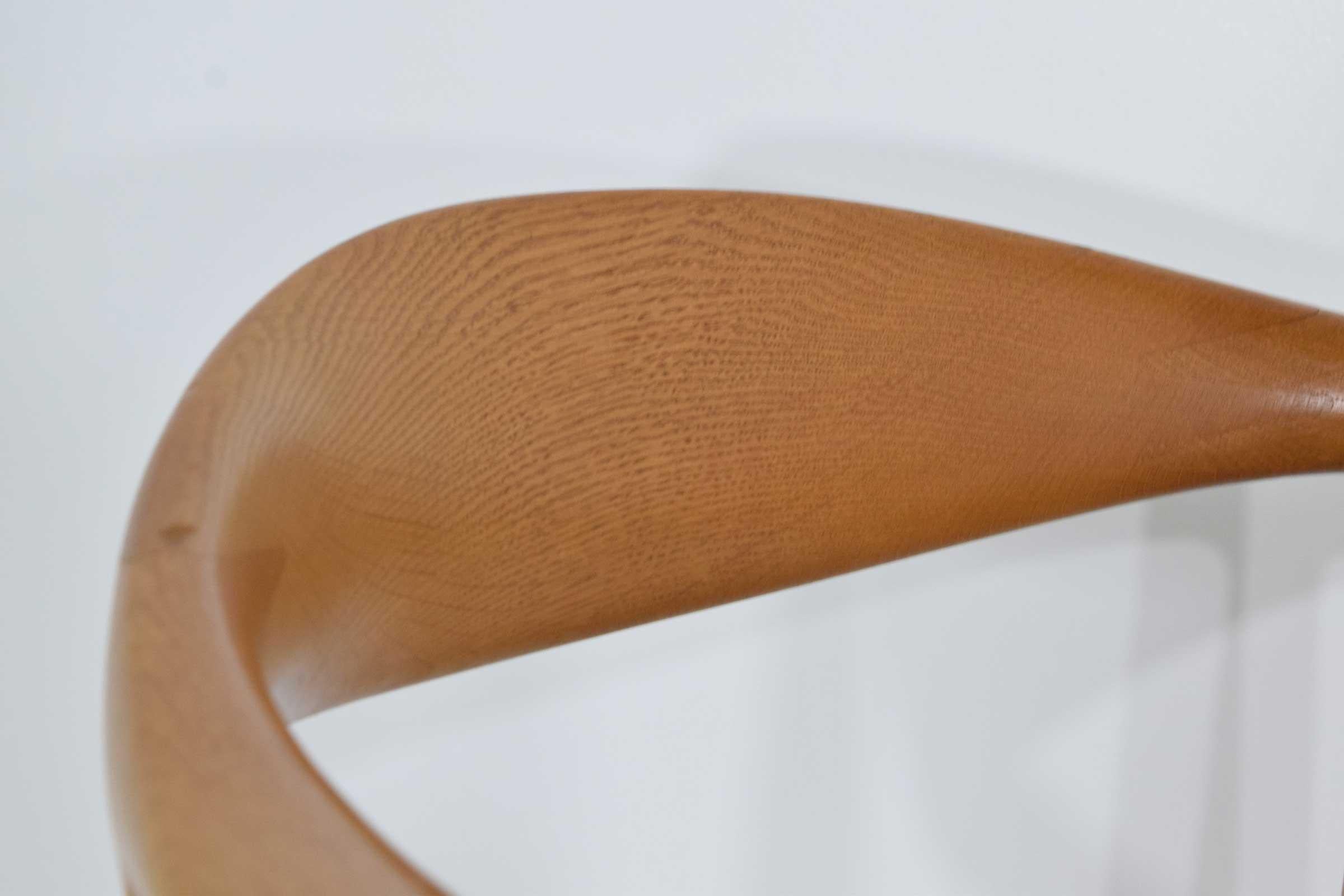 Ein Paar runde Stühle von Hans Wegner im Angebot 4