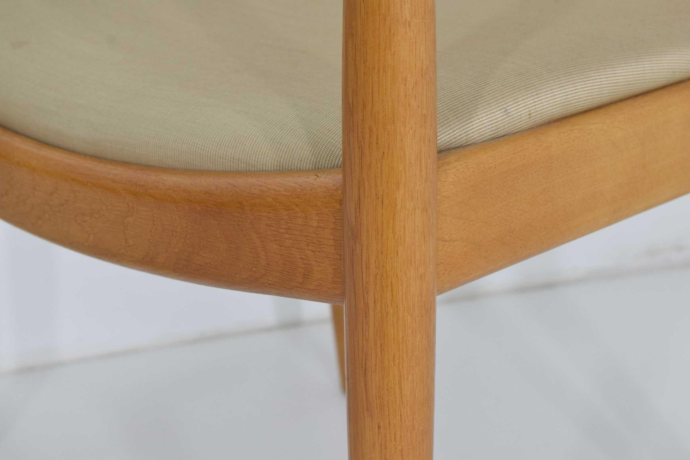 Ein Paar runde Stühle von Hans Wegner im Angebot 5