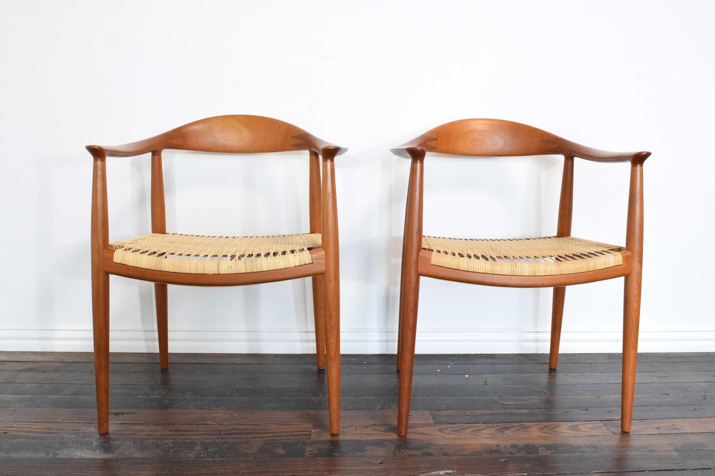 Magnifique paire de chaises rondes de Hans Wegner. Sièges à cannes. Un siège a été remplacé. Les deux se montrent très bien.