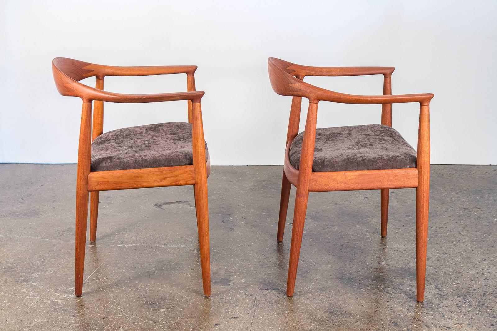 Mid-Century Modern Pair of Hans Wegner Round Chairs For Sale