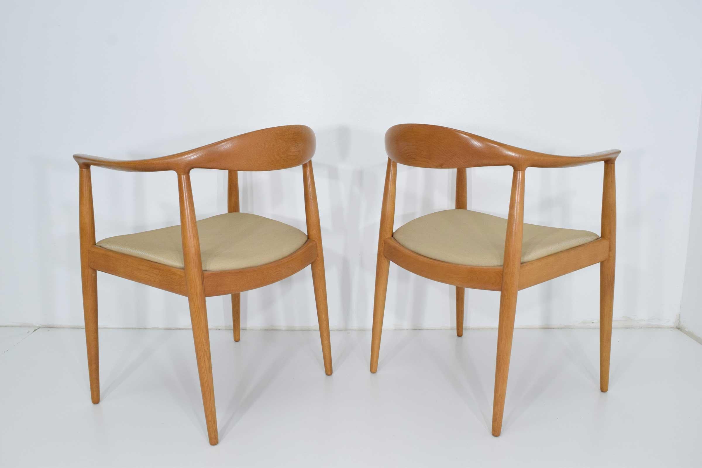 Ein Paar runde Stühle von Hans Wegner (Dänisch) im Angebot