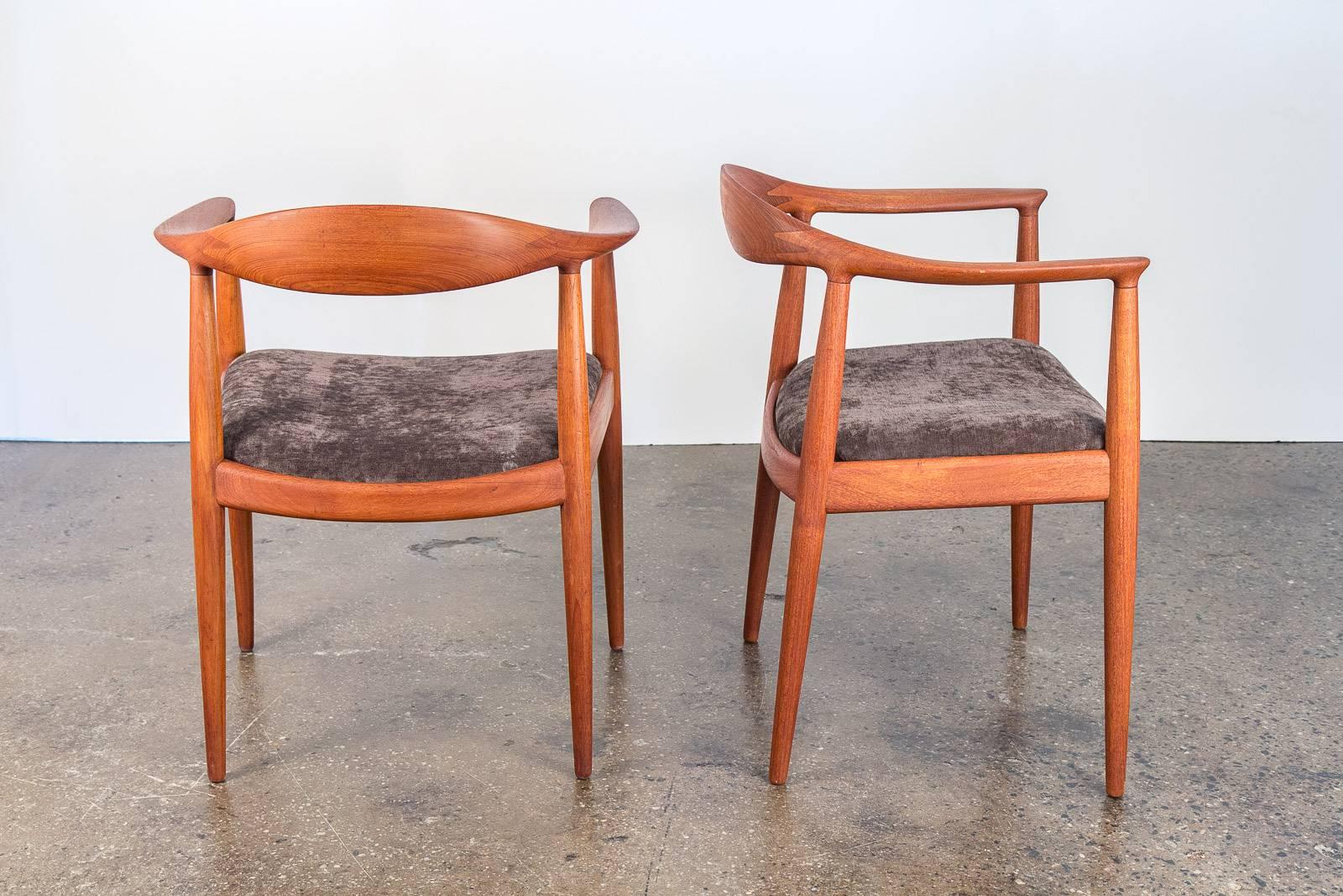 Joinery Pair of Hans Wegner Round Chairs For Sale