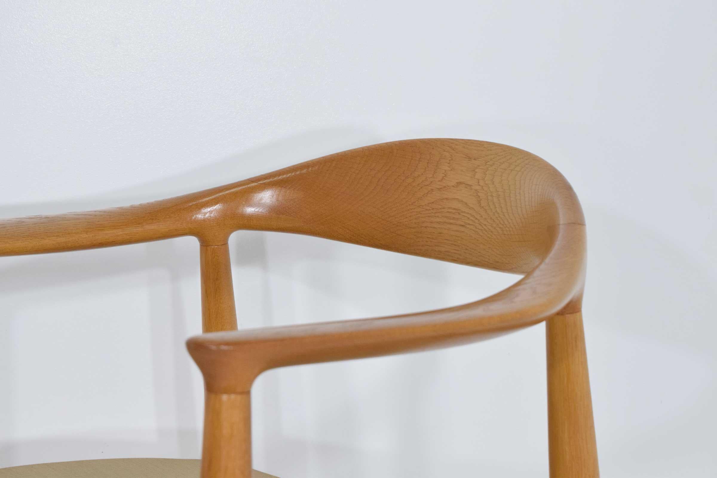 Ein Paar runde Stühle von Hans Wegner im Angebot 2