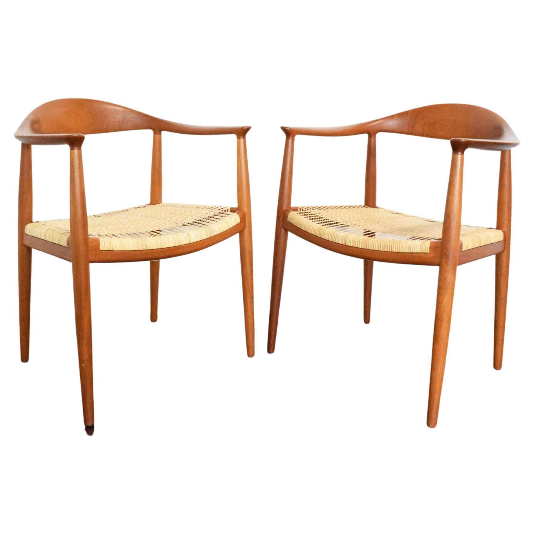 Ein Paar runde Stühle von Hans Wegner
