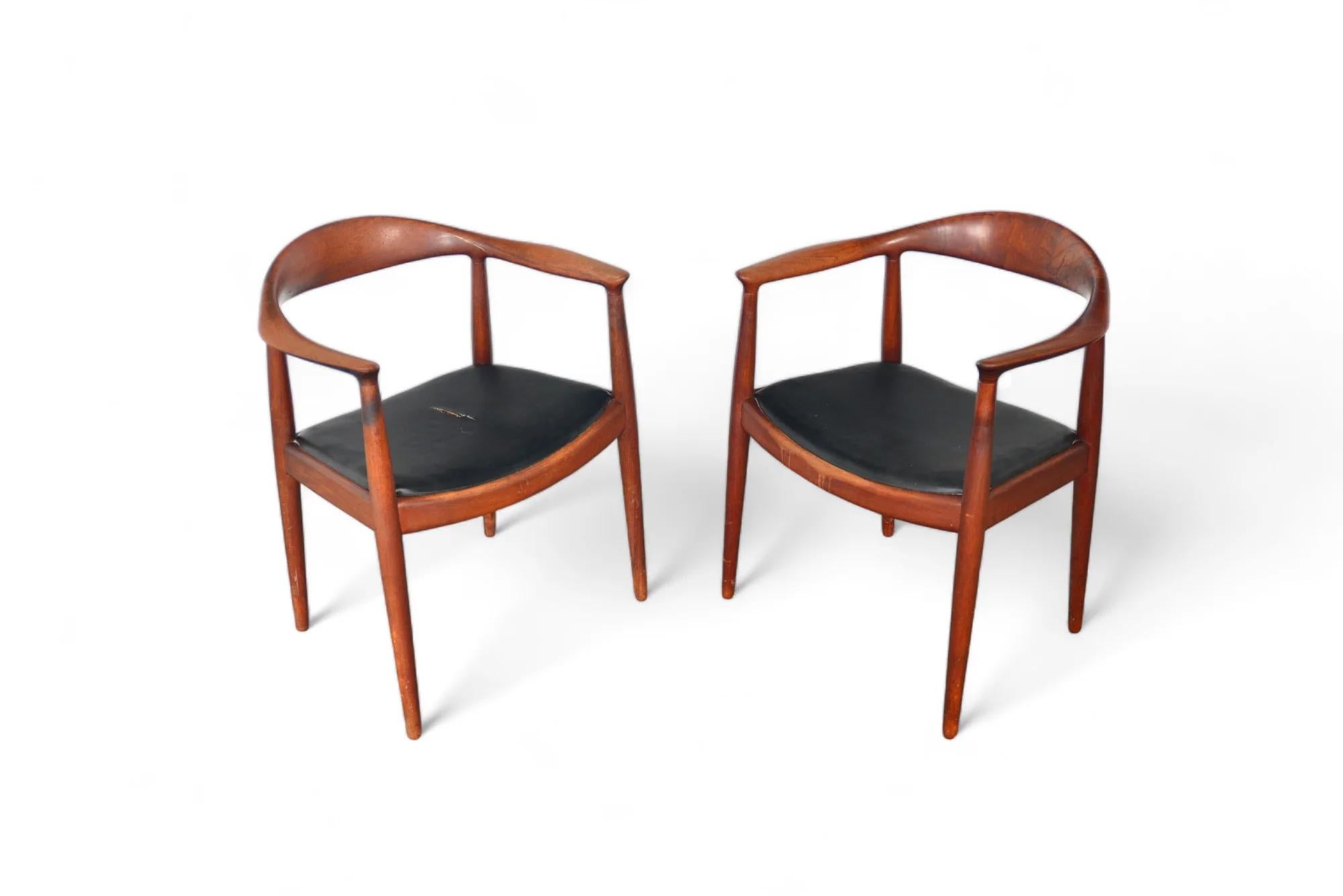 Origine : Danemark
Designer : Hans Wegner
Fabricant : Johannes Hansen
Époque : 1950
Matériaux : Teck, cuir
Dimensions : 24,5