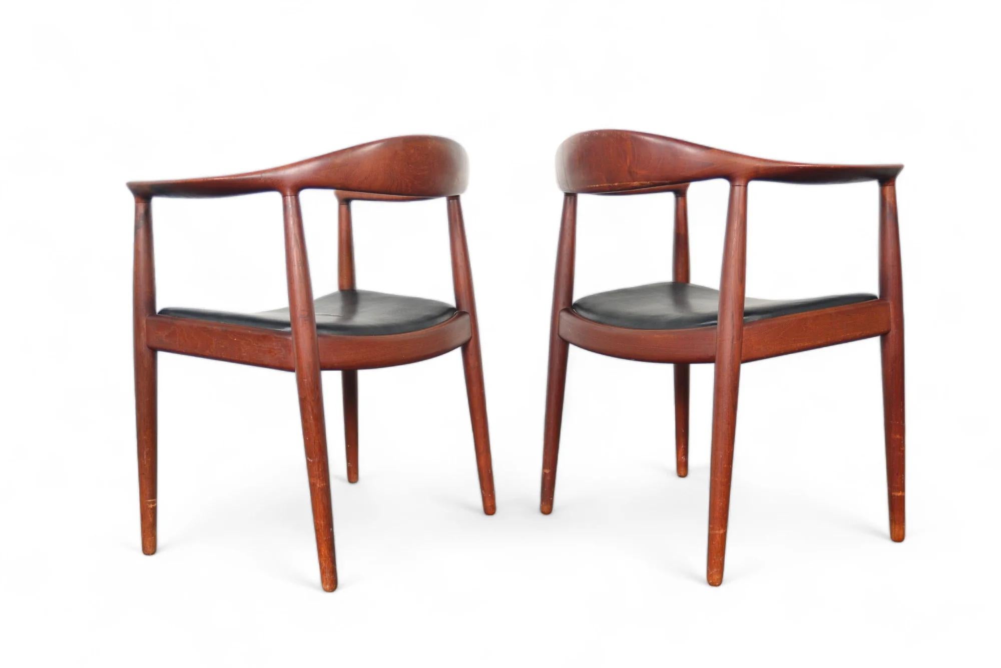 Cuir Paire de chaises rondes de Hans Wegner / La chaise en teck en vente