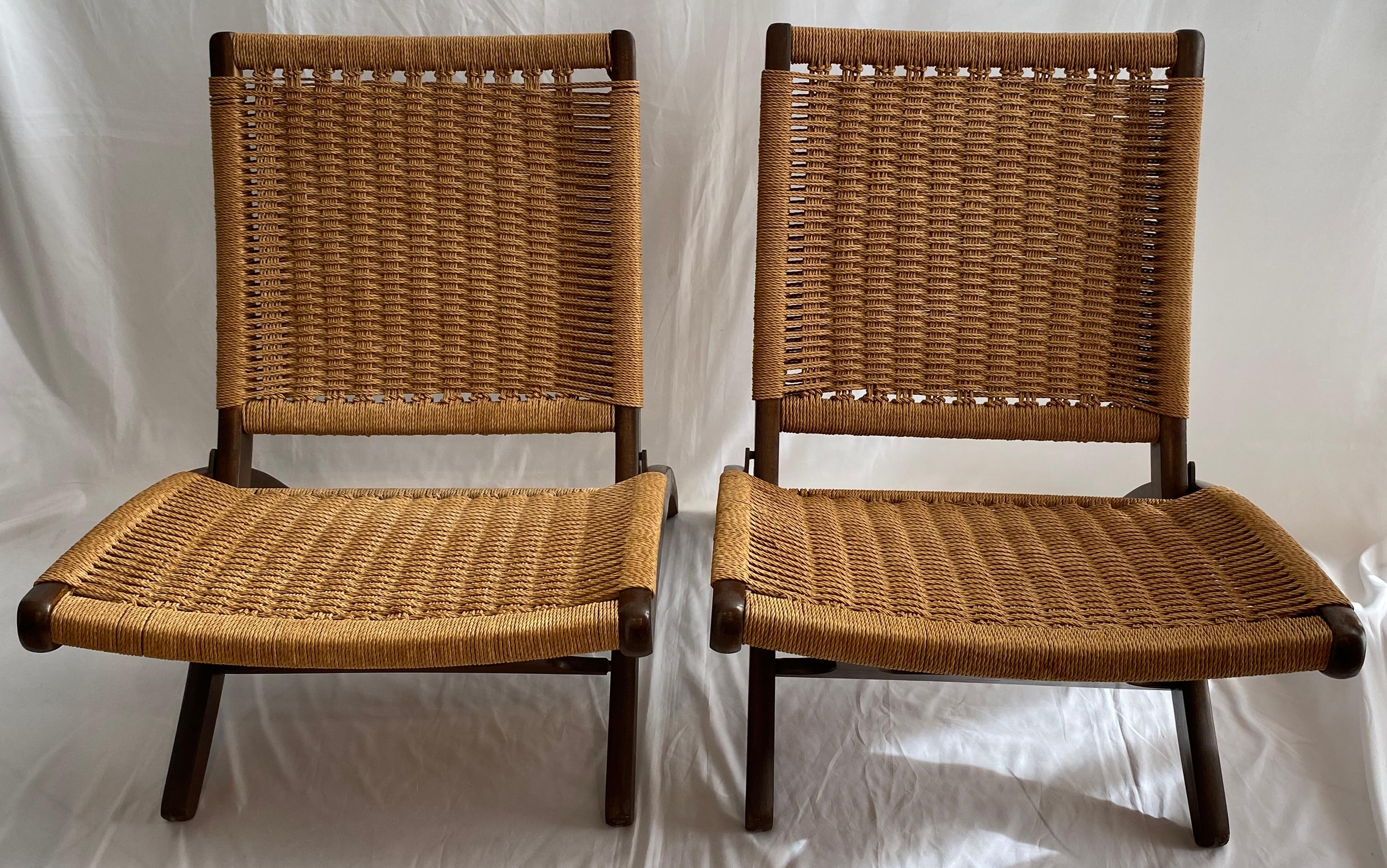 Coppia di sedie da salotto Foldes di Hans Wegner, stile metà del secolo scorso, sedie da salotto

Questa splendida coppia di sedie da salotto vintage è caratterizzata da sculture in teak.  con struttura in legno e sedute e schienali originali in