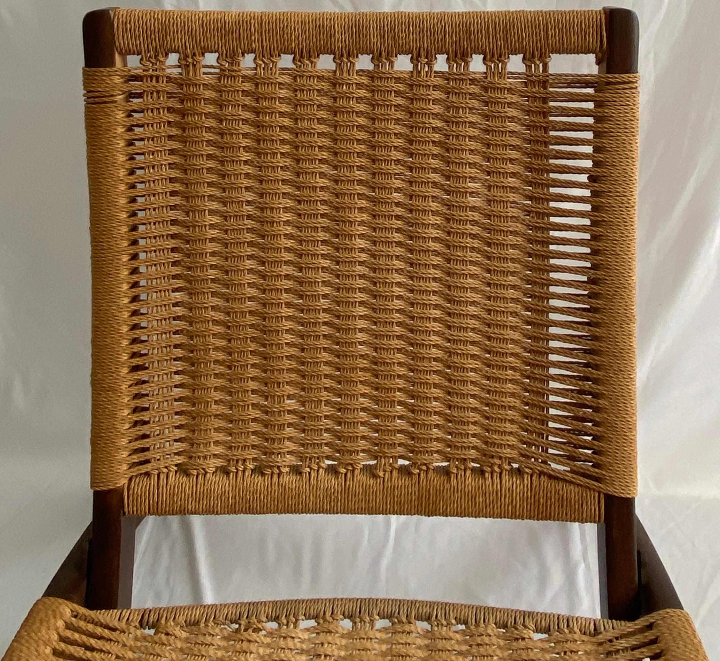 Macedone Coppia di sedie da salotto Foldes di metà secolo in stile Hans Wegner, sedie da salotto in teak in vendita