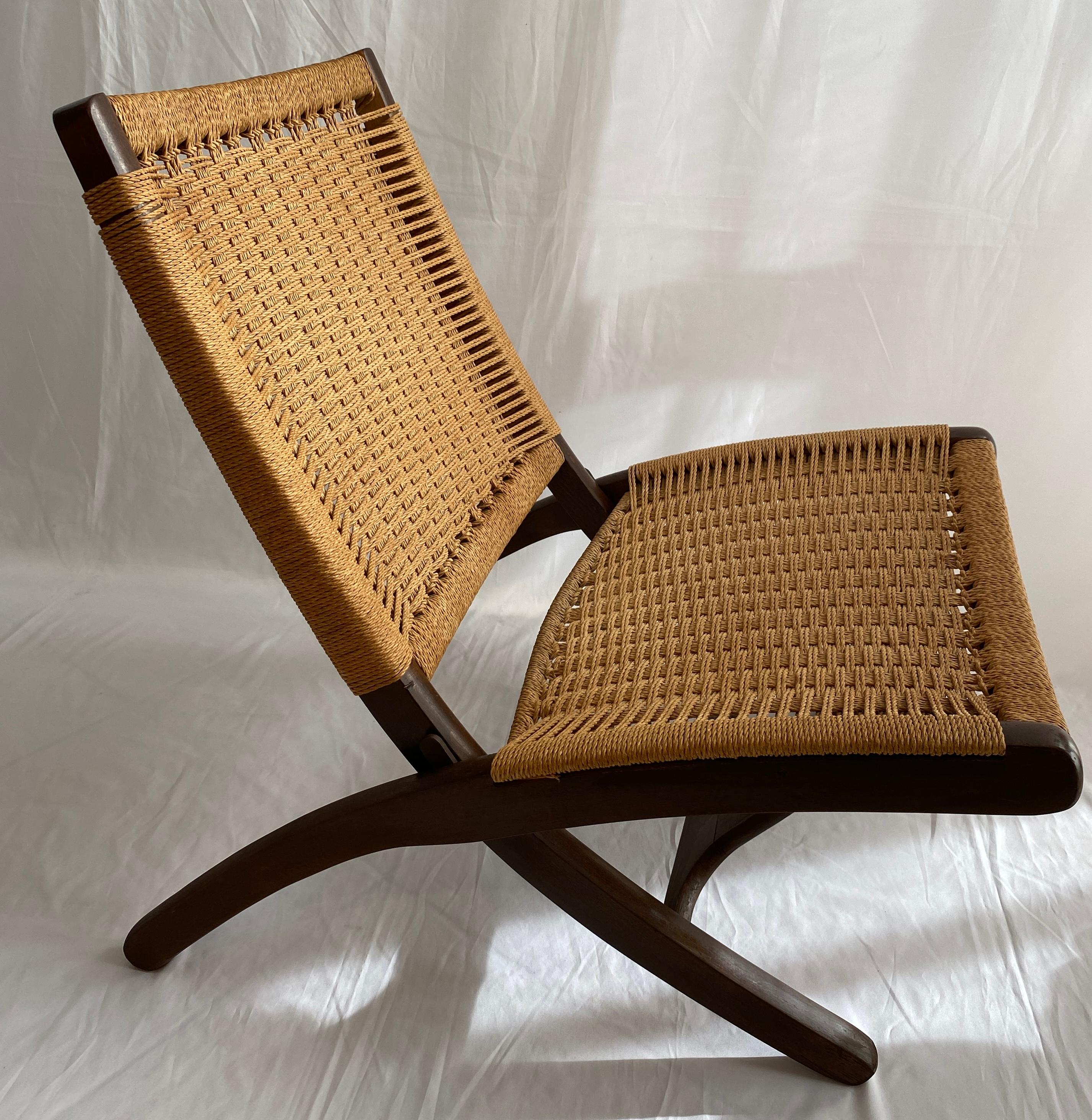 Fatto a mano Coppia di sedie da salotto Foldes di metà secolo in stile Hans Wegner, sedie da salotto in teak in vendita
