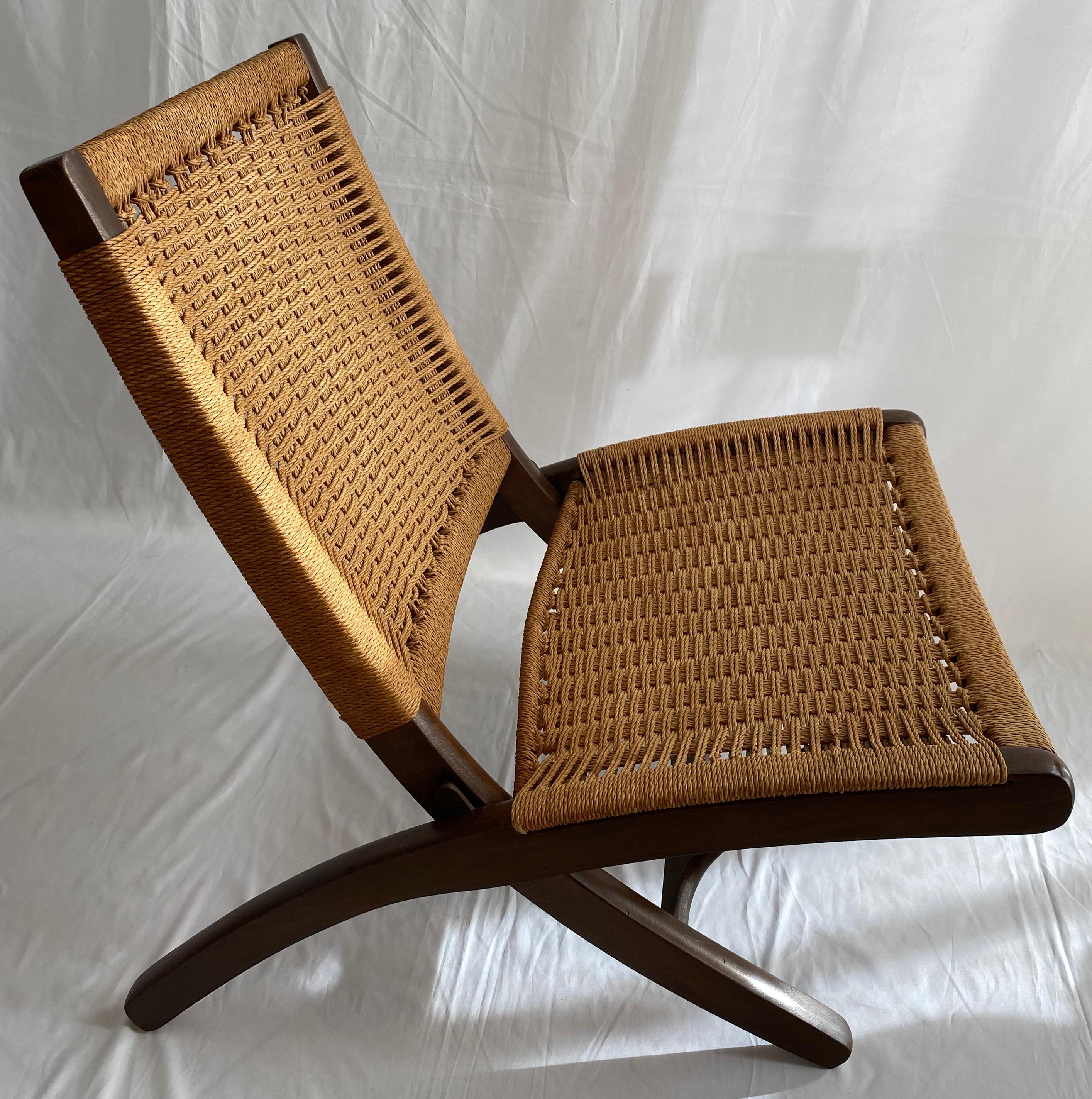 Spago Coppia di sedie da salotto Foldes di metà secolo in stile Hans Wegner, sedie da salotto in teak in vendita