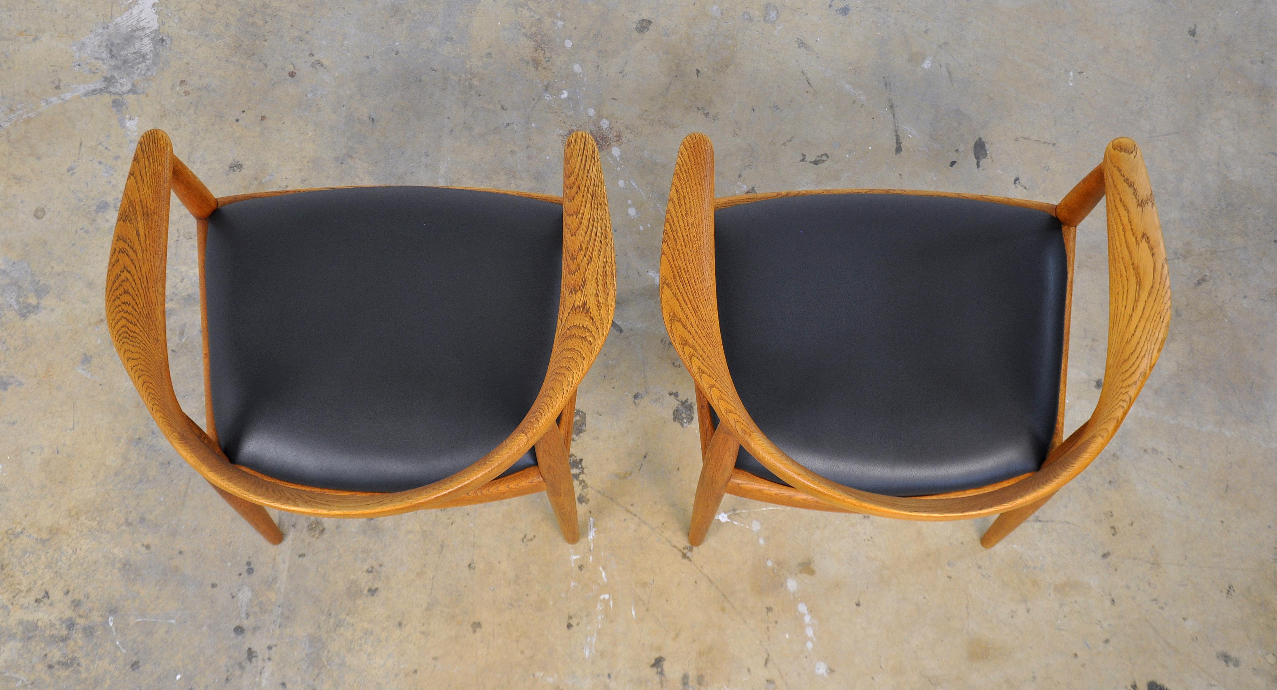 Pair of Hans Wegner for Johannes Hansen Oak and Black Leather Round Chairs 3