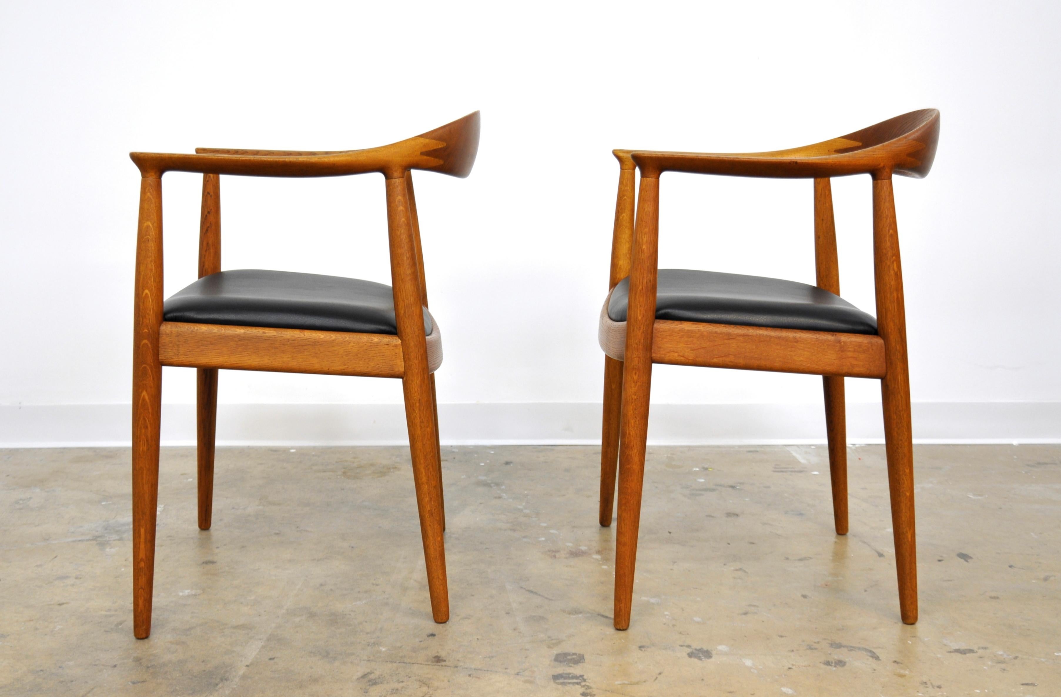 Mid-Century Modern Pair of Hans Wegner for Johannes Hansen Oak and Black Leather Round Chairs