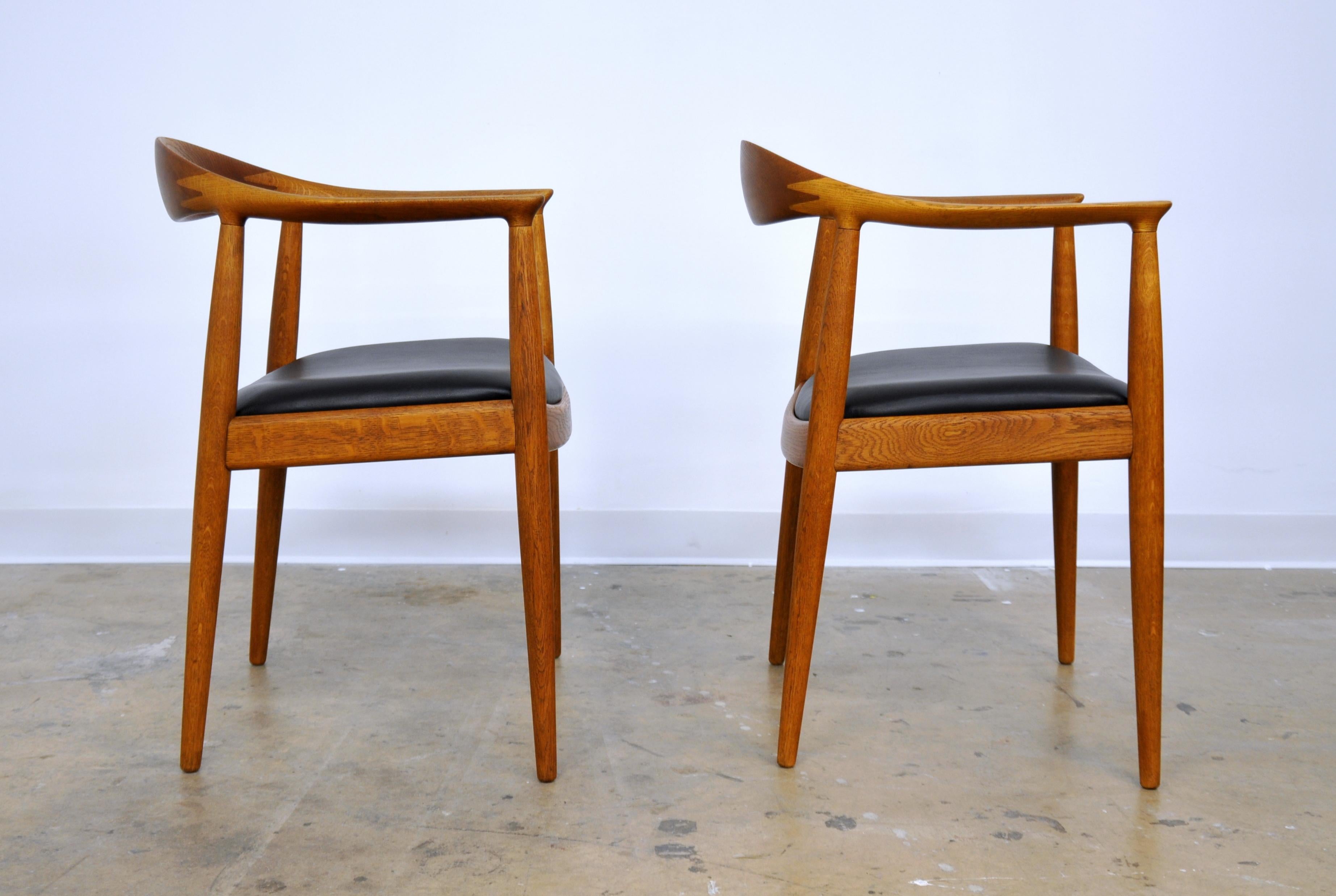 Pair of Hans Wegner for Johannes Hansen Oak and Black Leather Round Chairs In Good Condition In Miami, FL