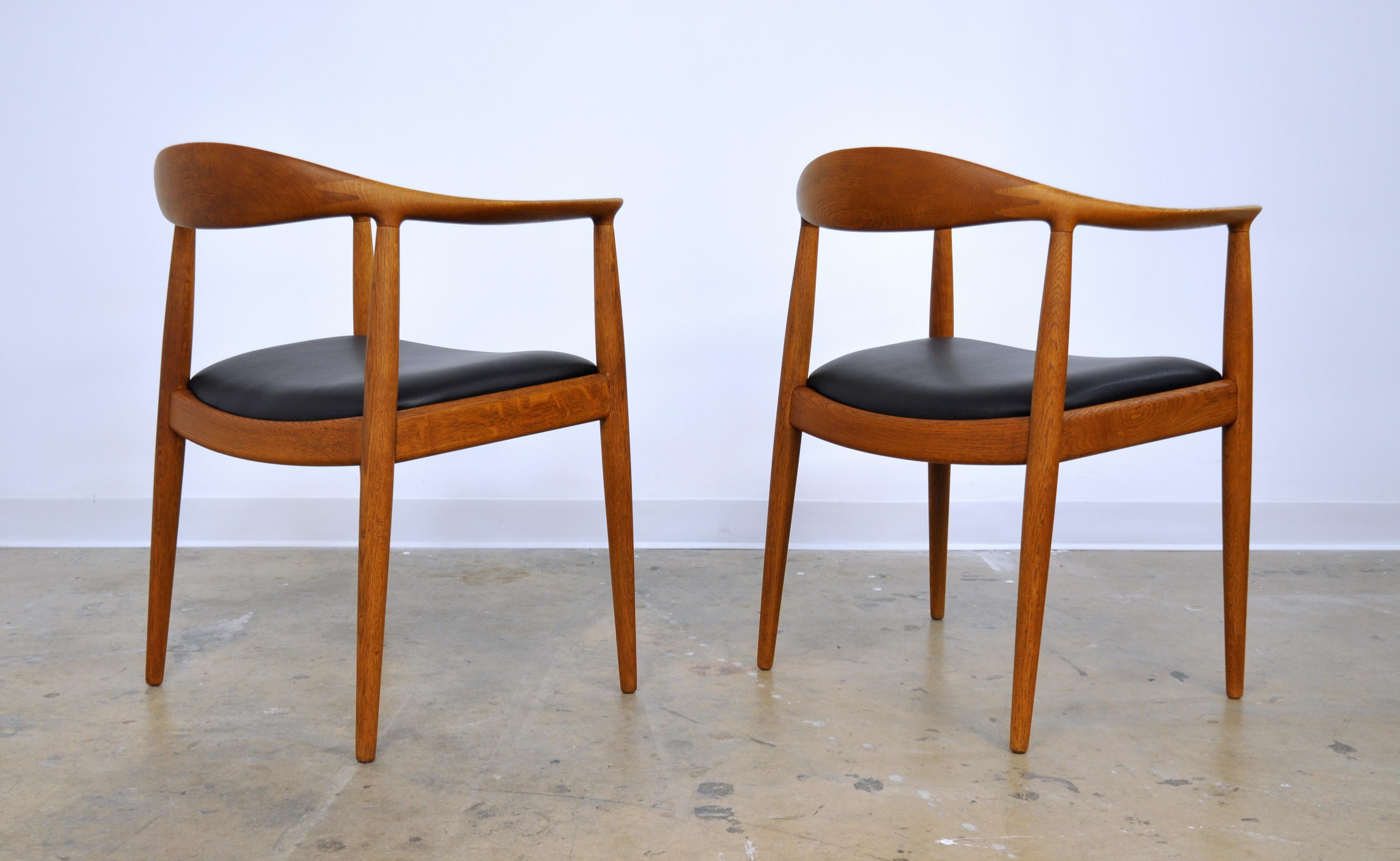 Mid-20th Century Pair of Hans Wegner for Johannes Hansen Oak and Black Leather Round Chairs
