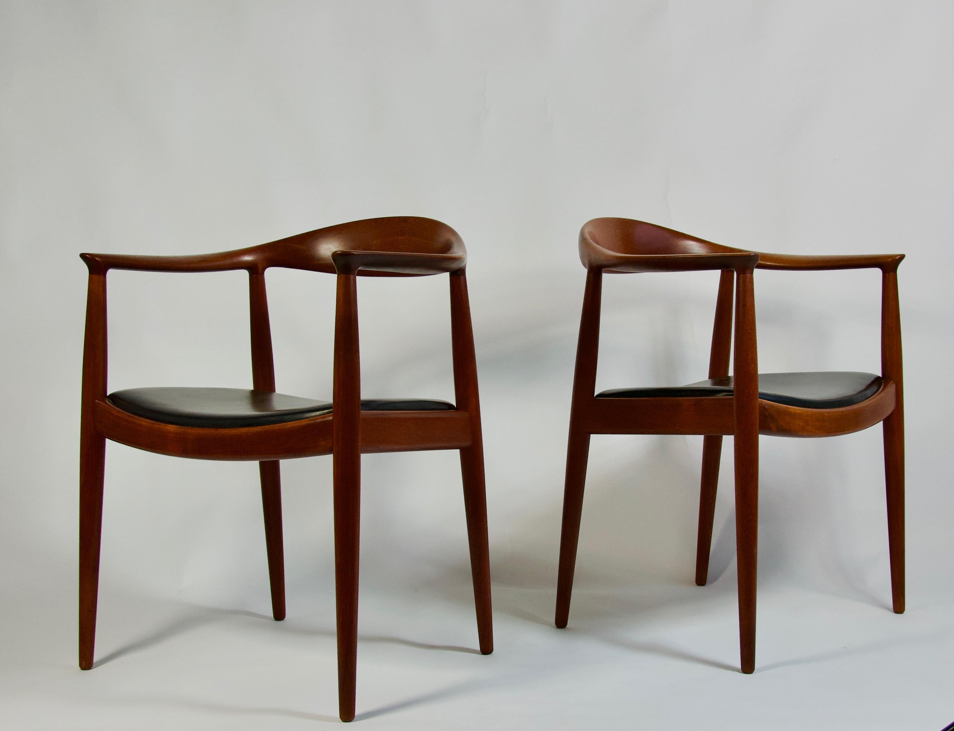 Offered by OLIVER MODERN, Pair of Hans Wegner 