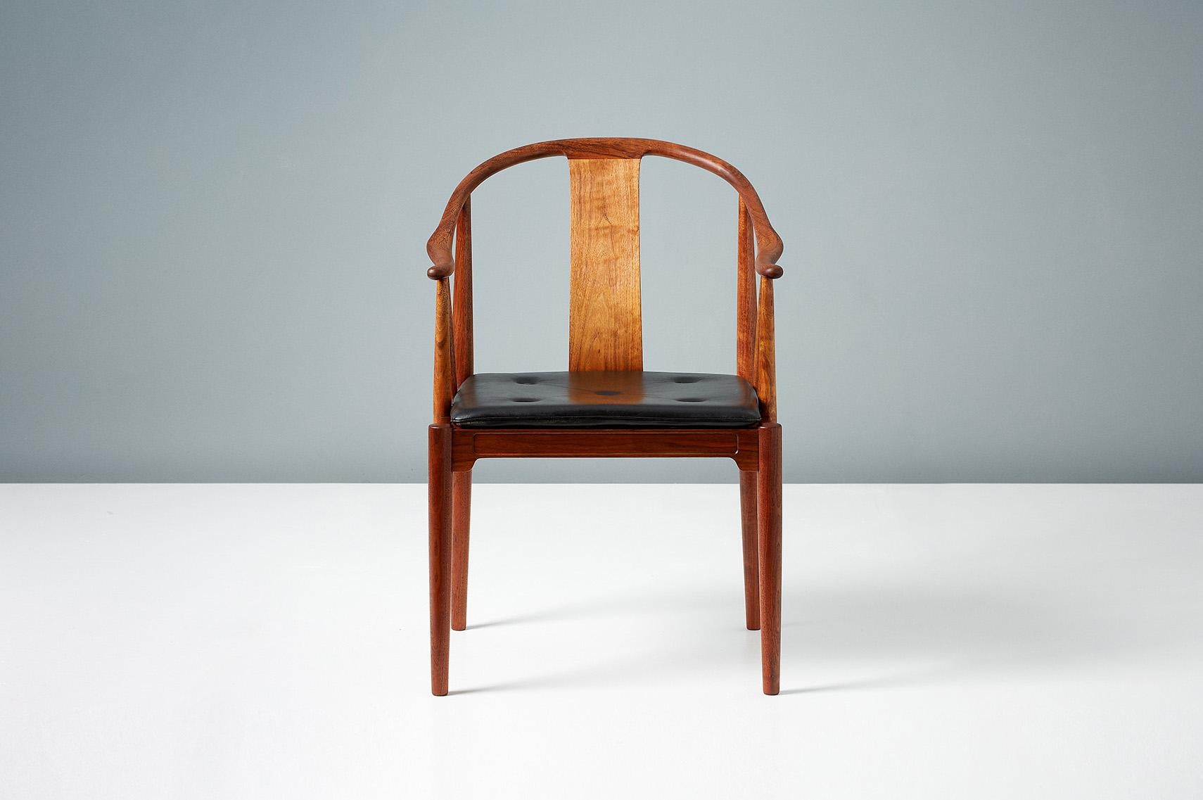 Hans J. Wegner

FH 4283 China-Stuhl, 1944

Diese unglaublich seltene Version von Wegners ikonischem Entwurf wurde 1977 von Fritz Hansen in Dänemark in exquisitem europäischem Nussbaumholz in einer Auflage von nur 250 Stück hergestellt. Jeder