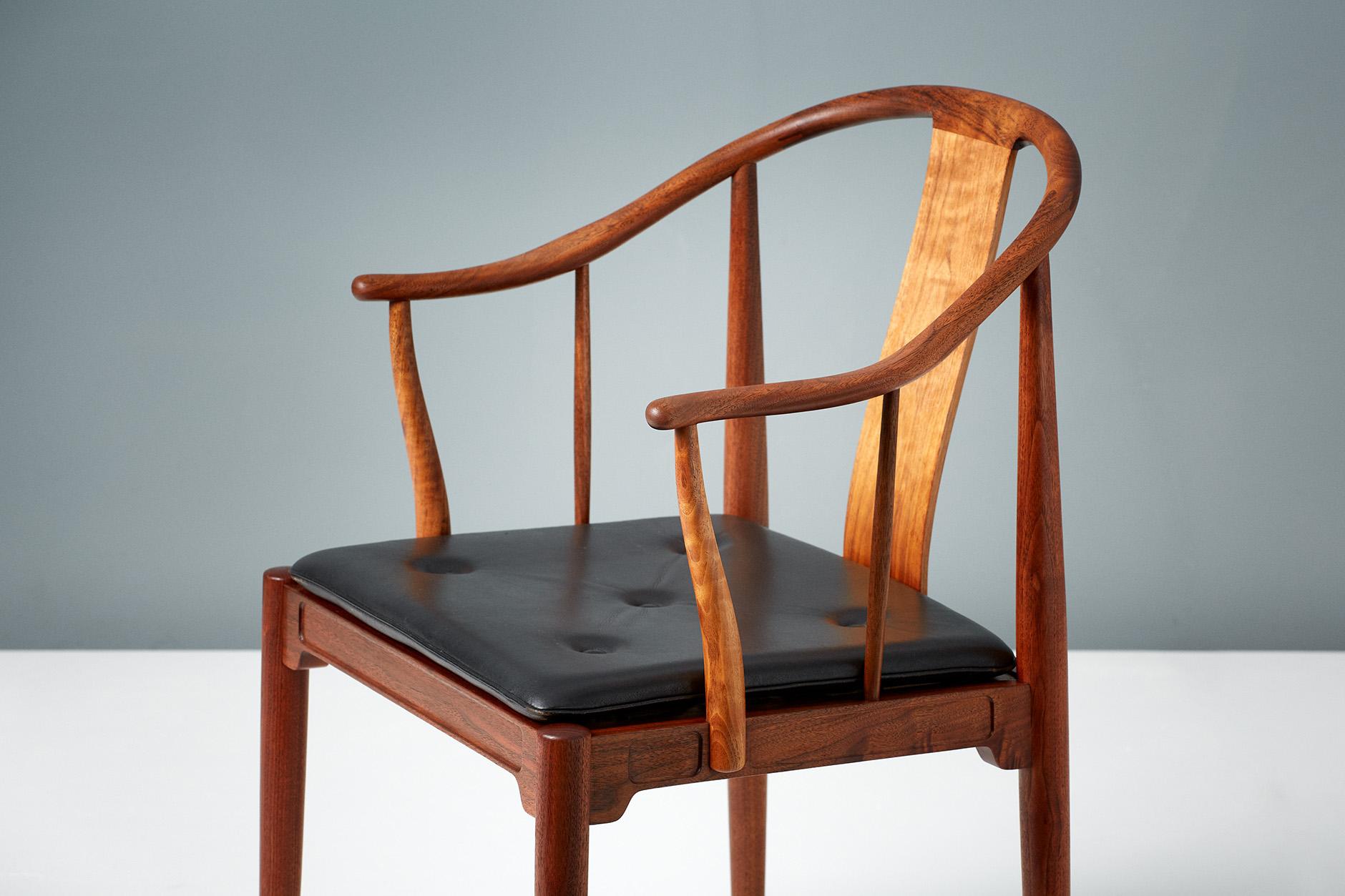 Paar Hans Wegner China-Stühle aus Nussbaumholz (Skandinavische Moderne) im Angebot
