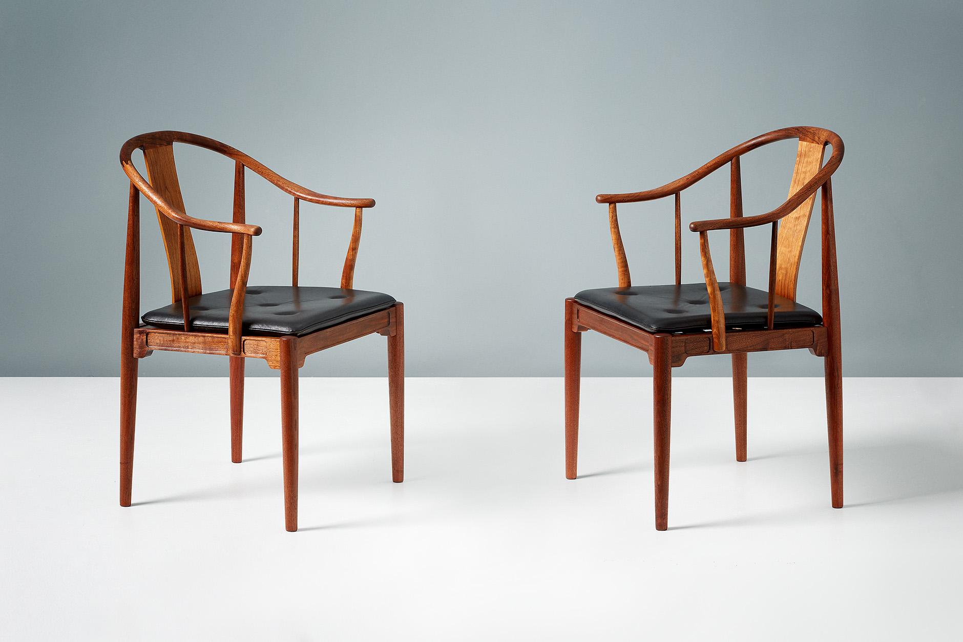 Fin du 20e siècle Paire de chaises chinoises Hans Wegner en noyer en vente