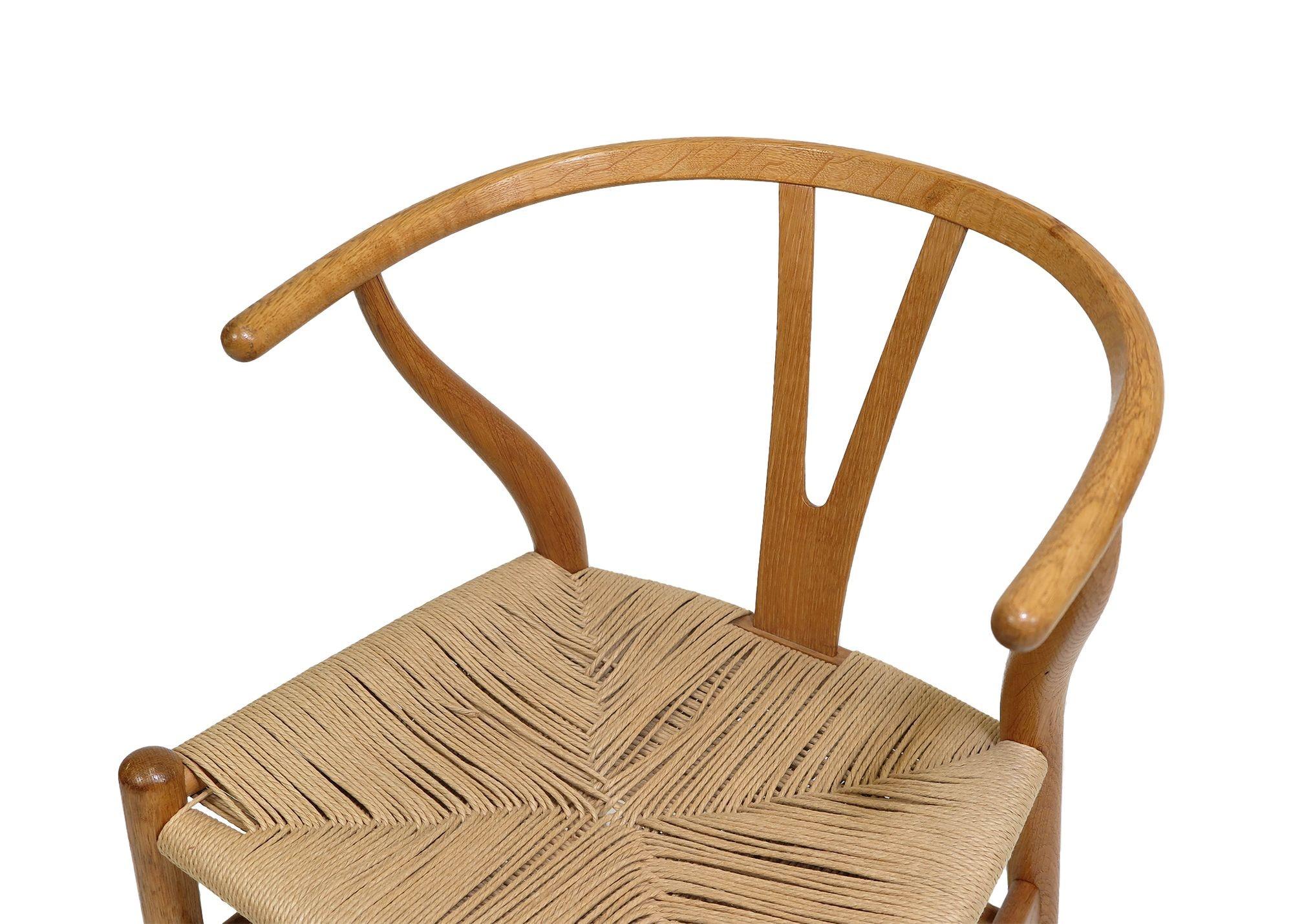 Paire de chaises de salle à manger danoises Wishbone CH 24 de Hans Wegner en vente 1