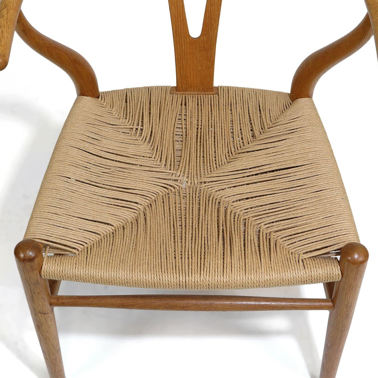Paire de chaises de salle à manger danoises Wishbone CH 24 de Hans Wegner en vente 2