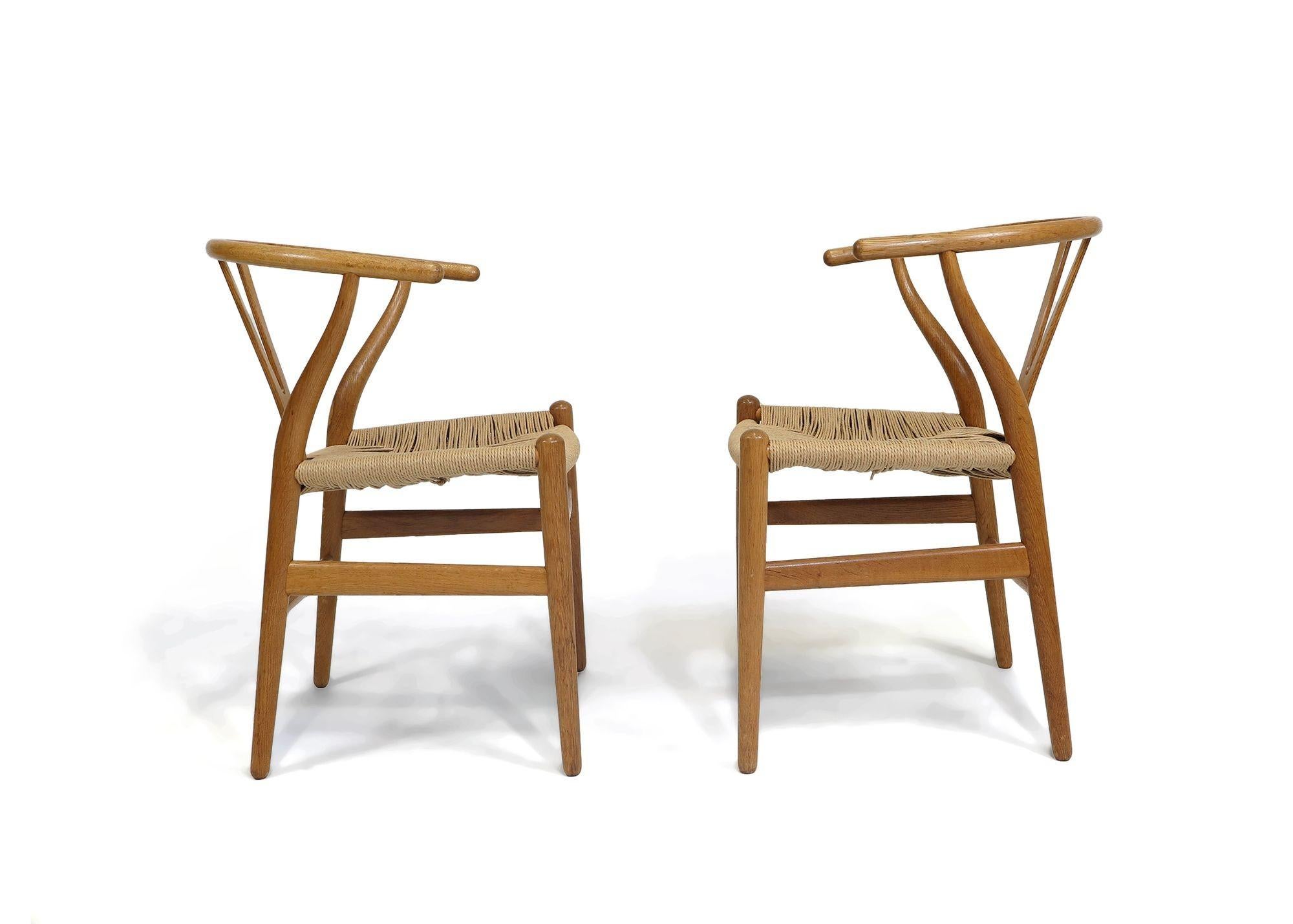 Paire de chaises de salle à manger danoises Wishbone CH 24 de Hans Wegner en vente 3