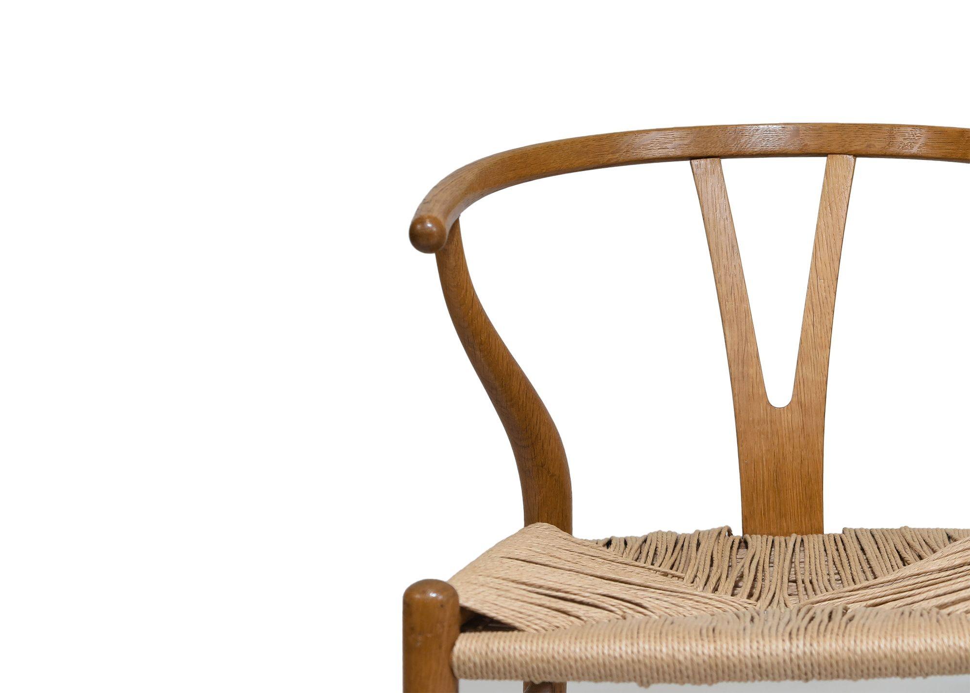 Scandinavian Modern Pair of Hans Wegner Wishbone Danish Dining Chairs CH 24 For Sale