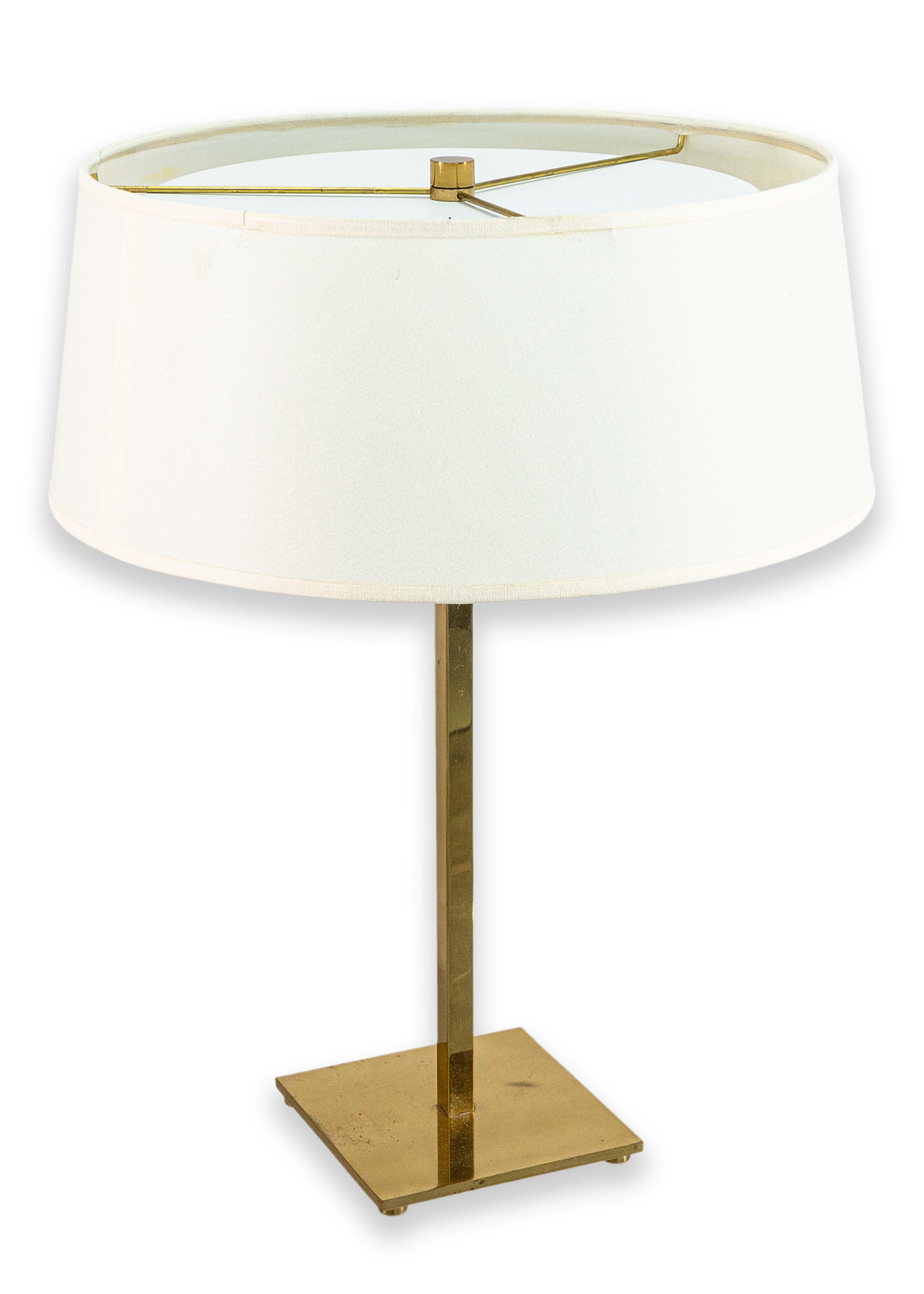 Paar Hansen New Yorker MCM-Tischlampen aus Messing mit rundem weißem Schirm, Vintage im Angebot 4