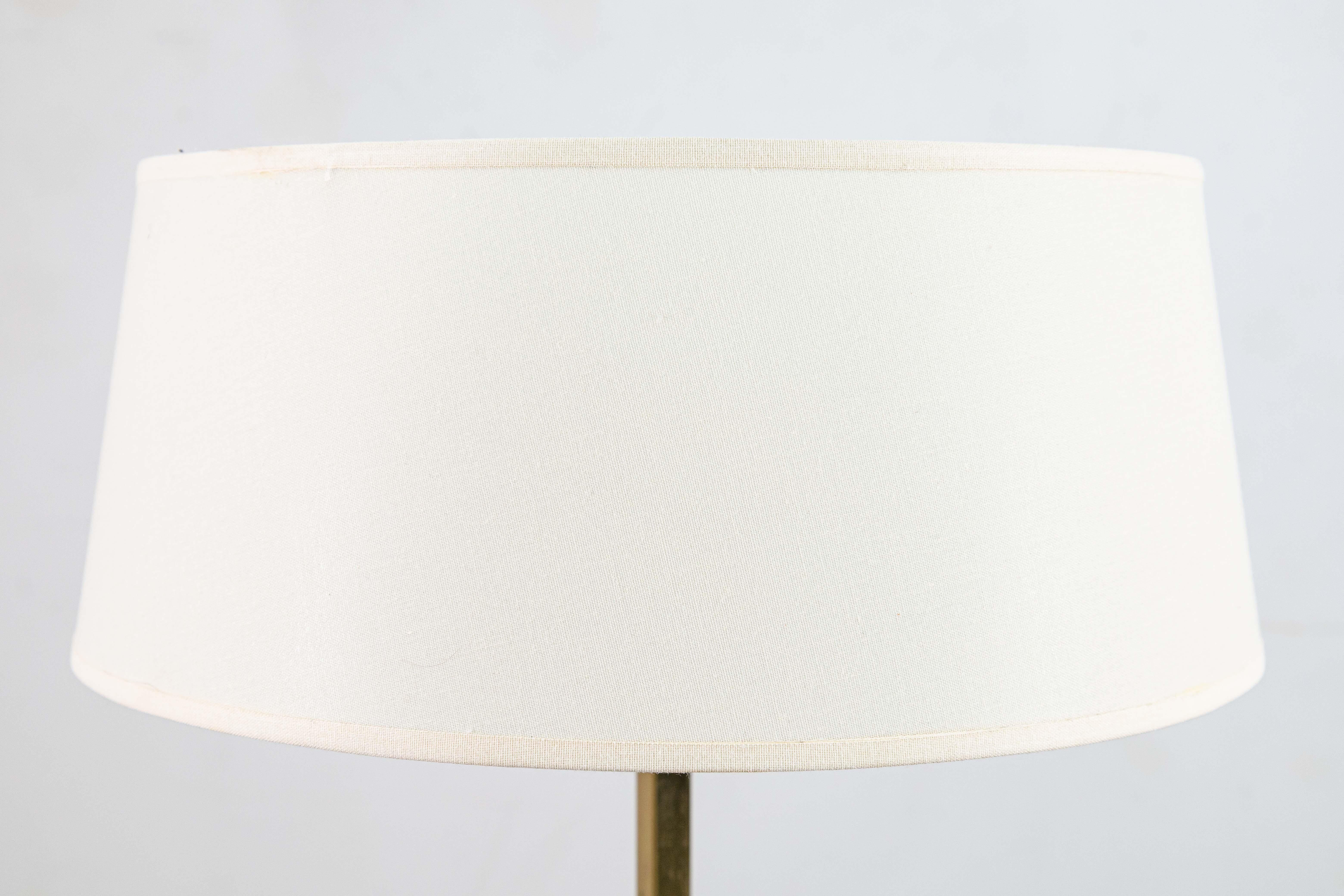 Paar Hansen New Yorker MCM-Tischlampen aus Messing mit rundem weißem Schirm, Vintage (amerikanisch) im Angebot