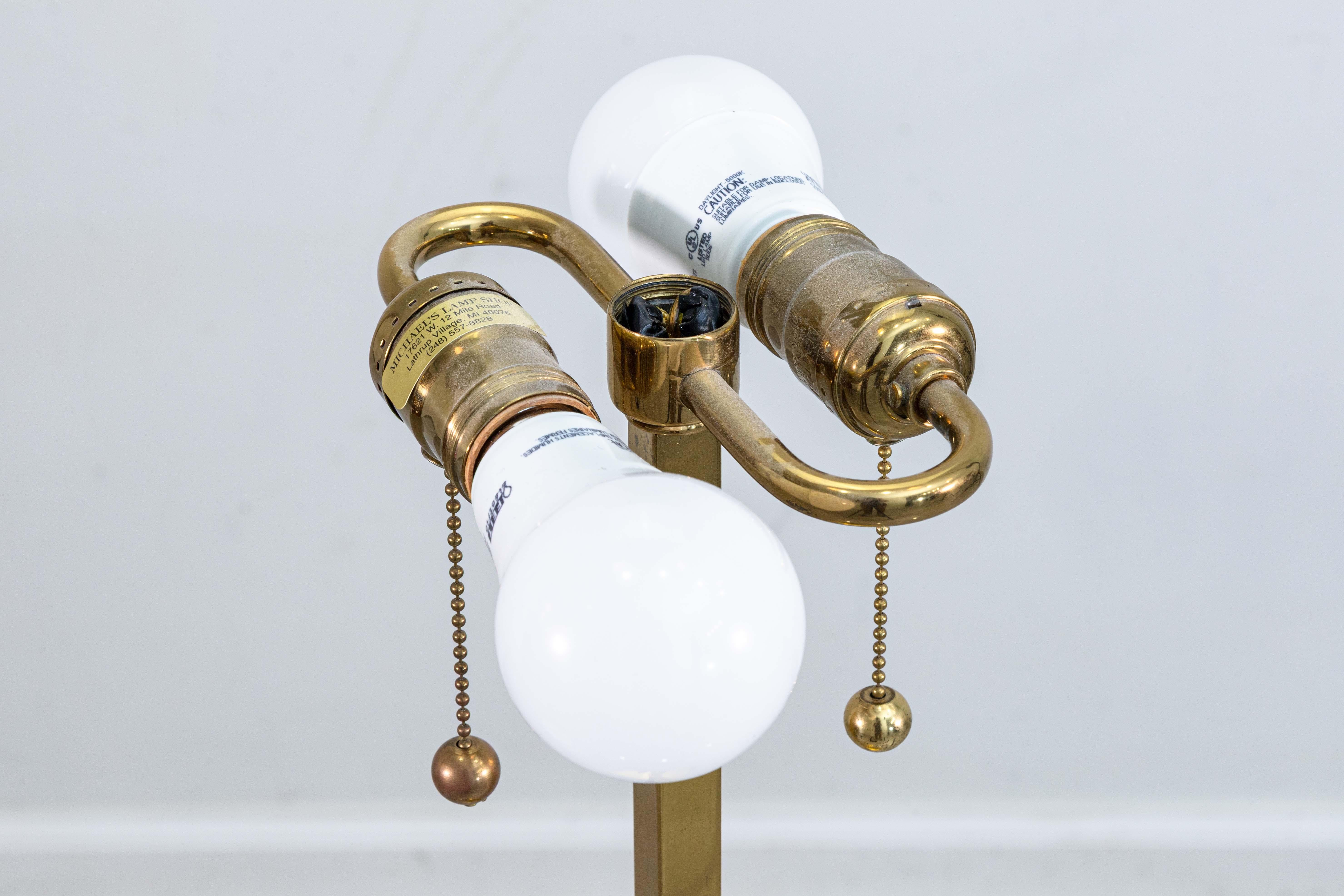 Paar Hansen New Yorker MCM-Tischlampen aus Messing mit rundem weißem Schirm, Vintage (20. Jahrhundert) im Angebot