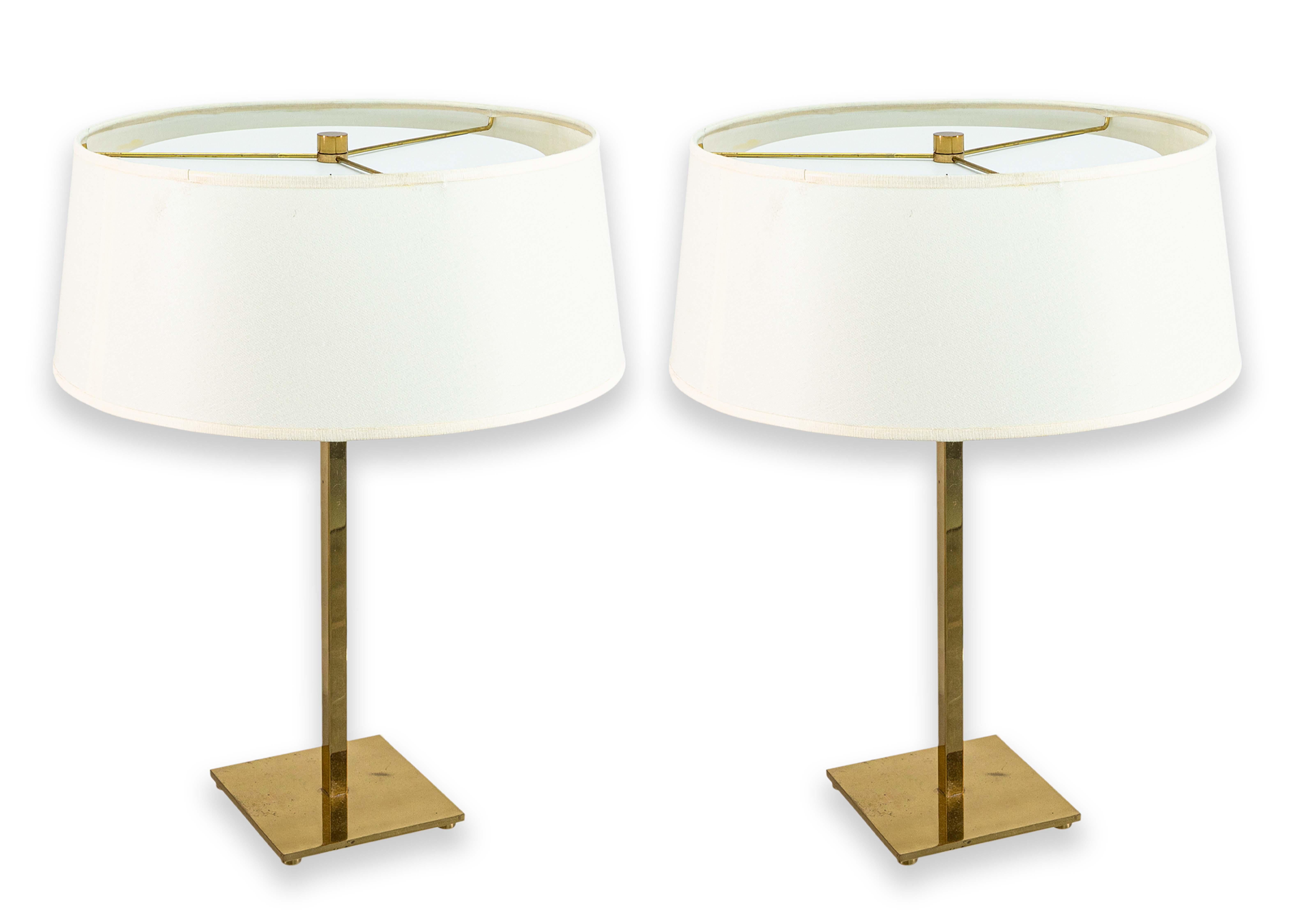 Paar Hansen New Yorker MCM-Tischlampen aus Messing mit rundem weißem Schirm, Vintage im Angebot 3
