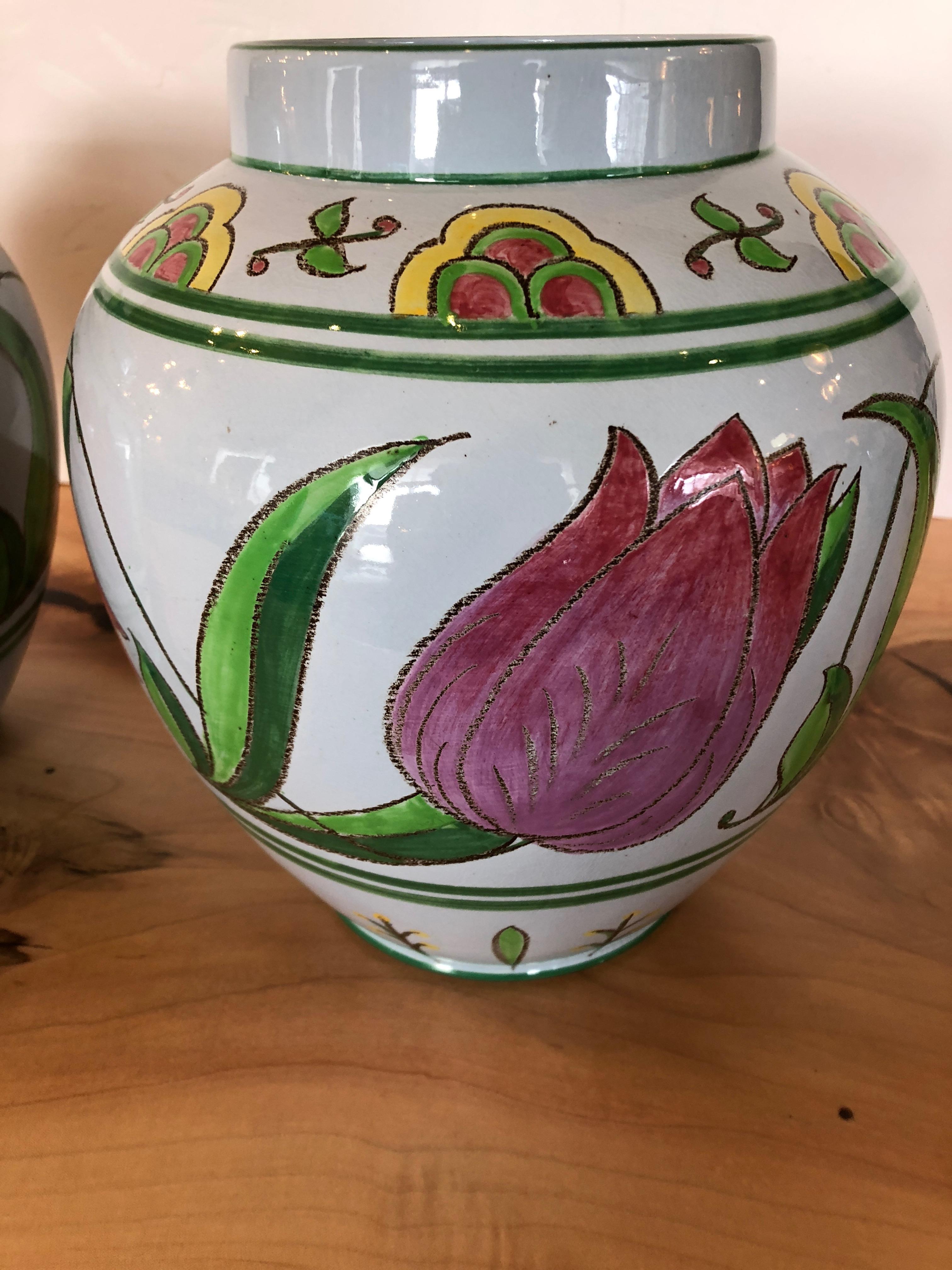 Paar Happy English Tulip Dekorierte Übertöpfe Blumenkästen Blumentöpfe Jardinaires im Zustand „Hervorragend“ im Angebot in Hopewell, NJ