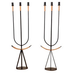 Coppia di candelabri da terra in ferro battuto e rattan di Arthur Umanoff, di difficile reperibilità.