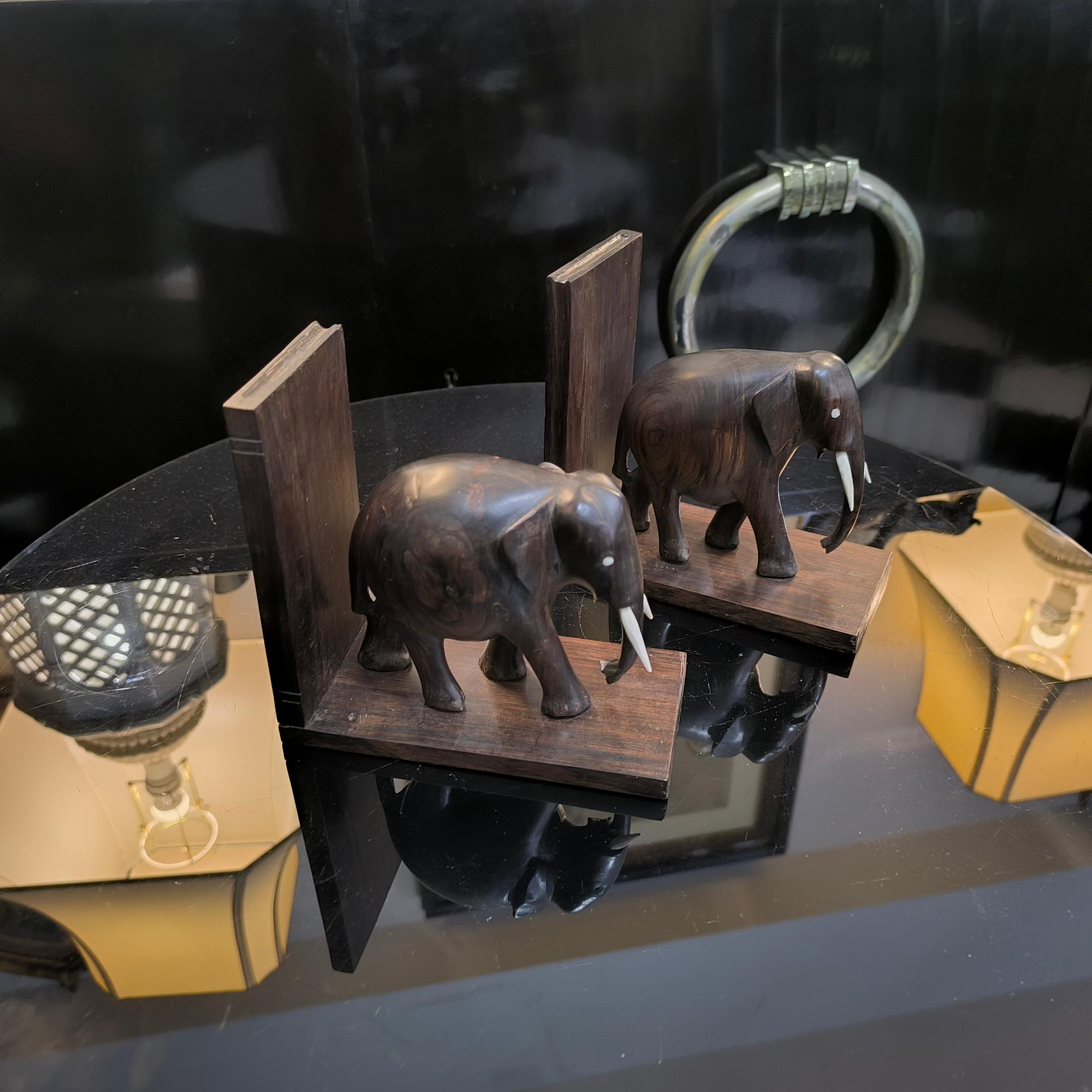 Coppia di reggilibri Elefante in Wood Wood, anglo-indiani, intagliati a mano in vendita 2