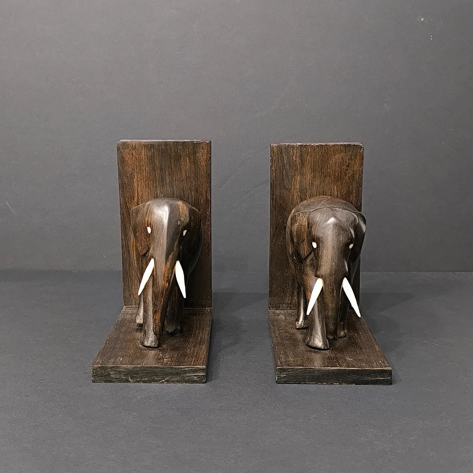 Europeo Coppia di reggilibri Elefante in Wood Wood, anglo-indiani, intagliati a mano in vendita
