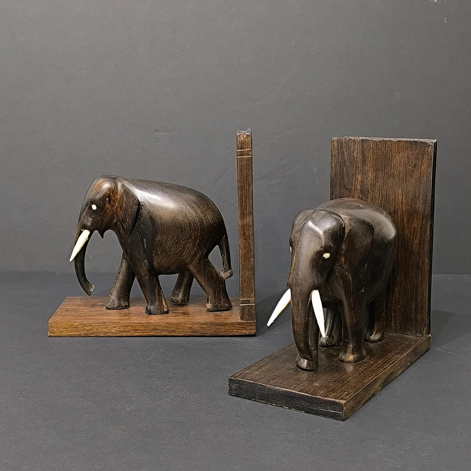 Coppia di reggilibri Elefante in Wood Wood, anglo-indiani, intagliati a mano In condizioni buone in vendita a Bochum, NRW