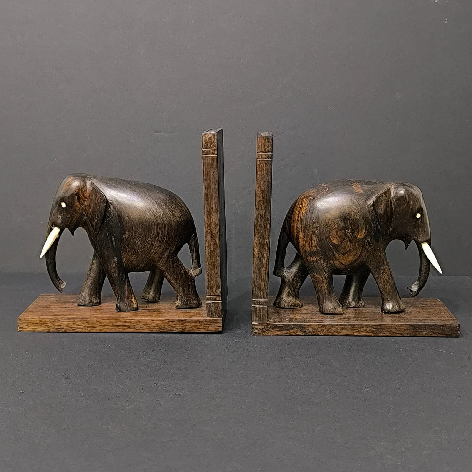 Fine XX secolo Coppia di reggilibri Elefante in Wood Wood, anglo-indiani, intagliati a mano in vendita