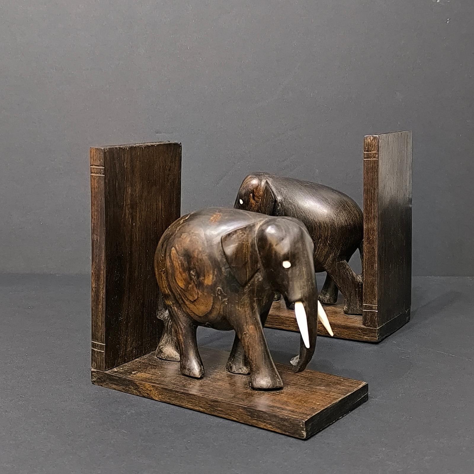 Coppia di reggilibri Elefante in Wood Wood, anglo-indiani, intagliati a mano in vendita 1