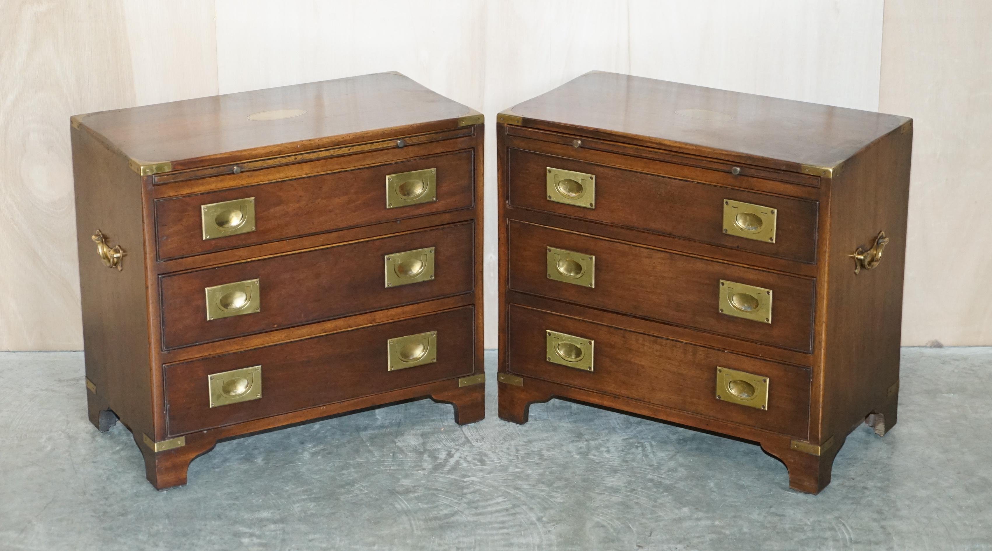 We are delighted to offer for sale this sublime pair of vintage Harrods Kennedy Military Campaign Bachelors chests with butlers serving trays.

A truly stunning and well made pair by Kennedy Furniture and retailed through Harrods London, these are